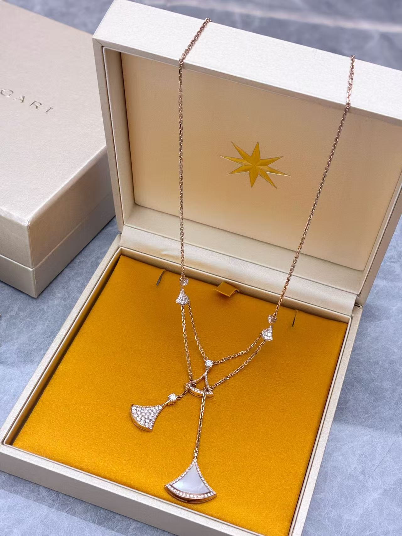 Bvlgari Divas' Dream necklace crafted from 18k rose gold, featuring fan-shaped motifs set with mother-of-pearl and pavé diamonds