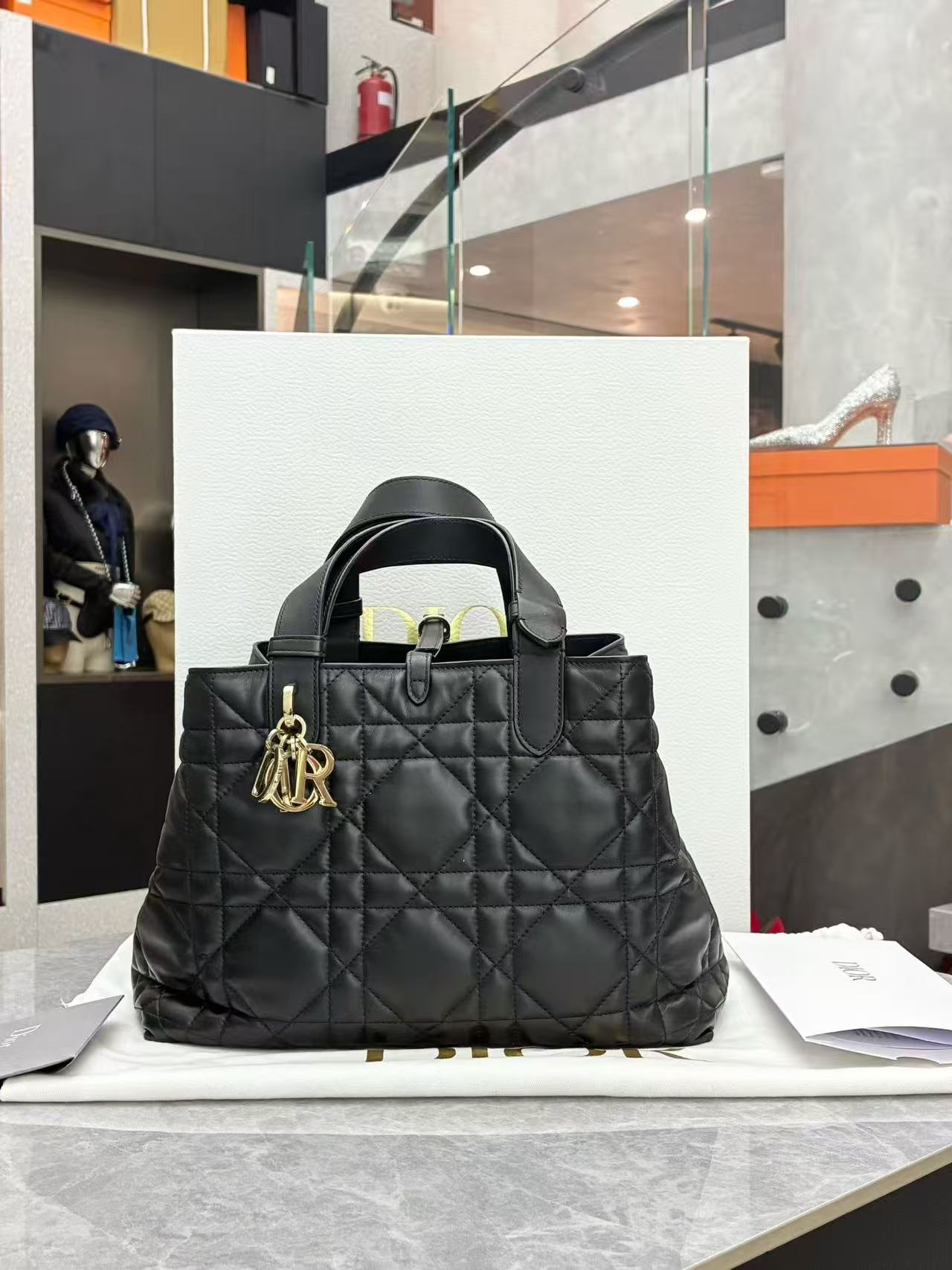 Dior Medium Dior Toujours bag in black calfskin with Macrocannage topstitching and light gold-tone hardware