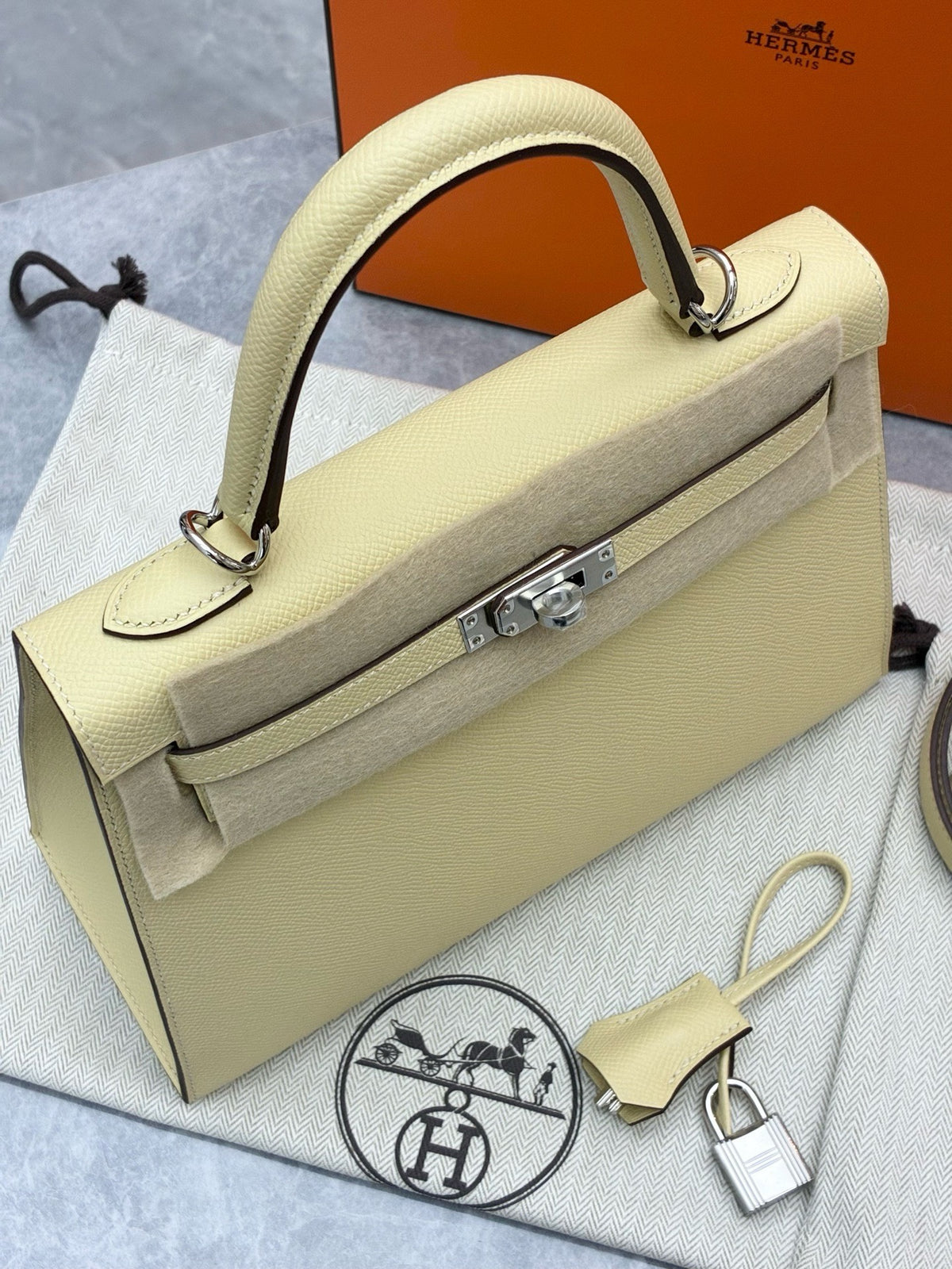 HERMÈS Kelly 25 Sellier – Vanilla Y1 Epsom Leather, Palladium Hardware, G Stamp, Brand New