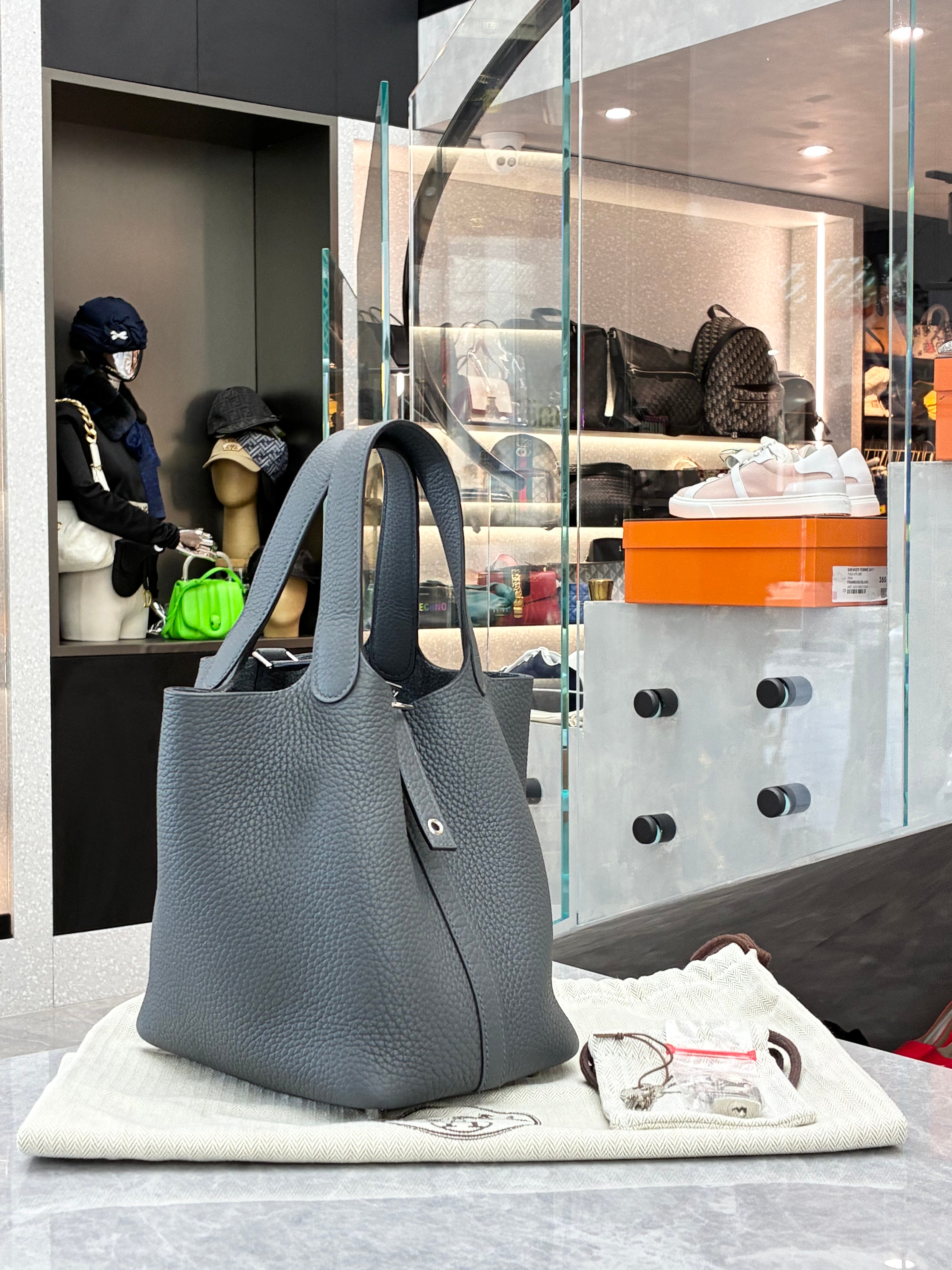 Hermès Picotin 18 in H0(Haze Grey) PHW W stamp