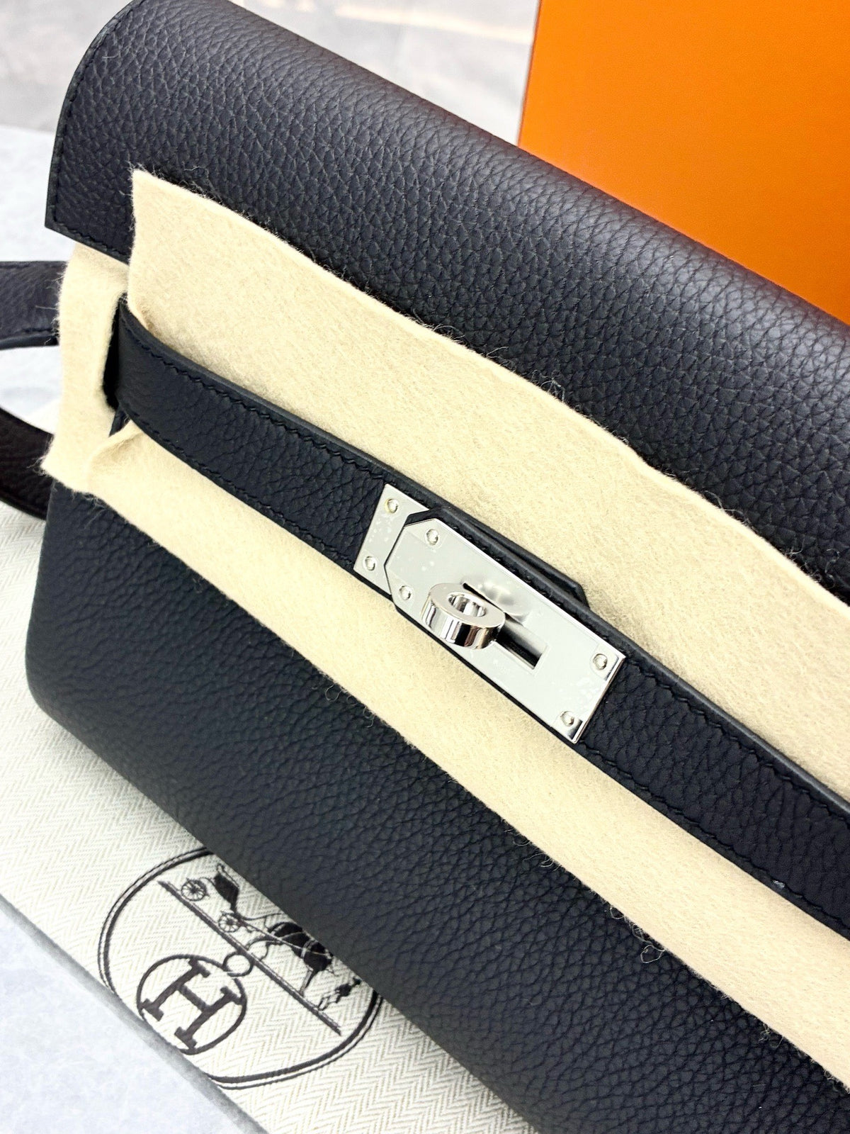 HERMÈS Kelly Messenger – Black Togo Leather, Palladium Hardware, G Stamp, Brand New