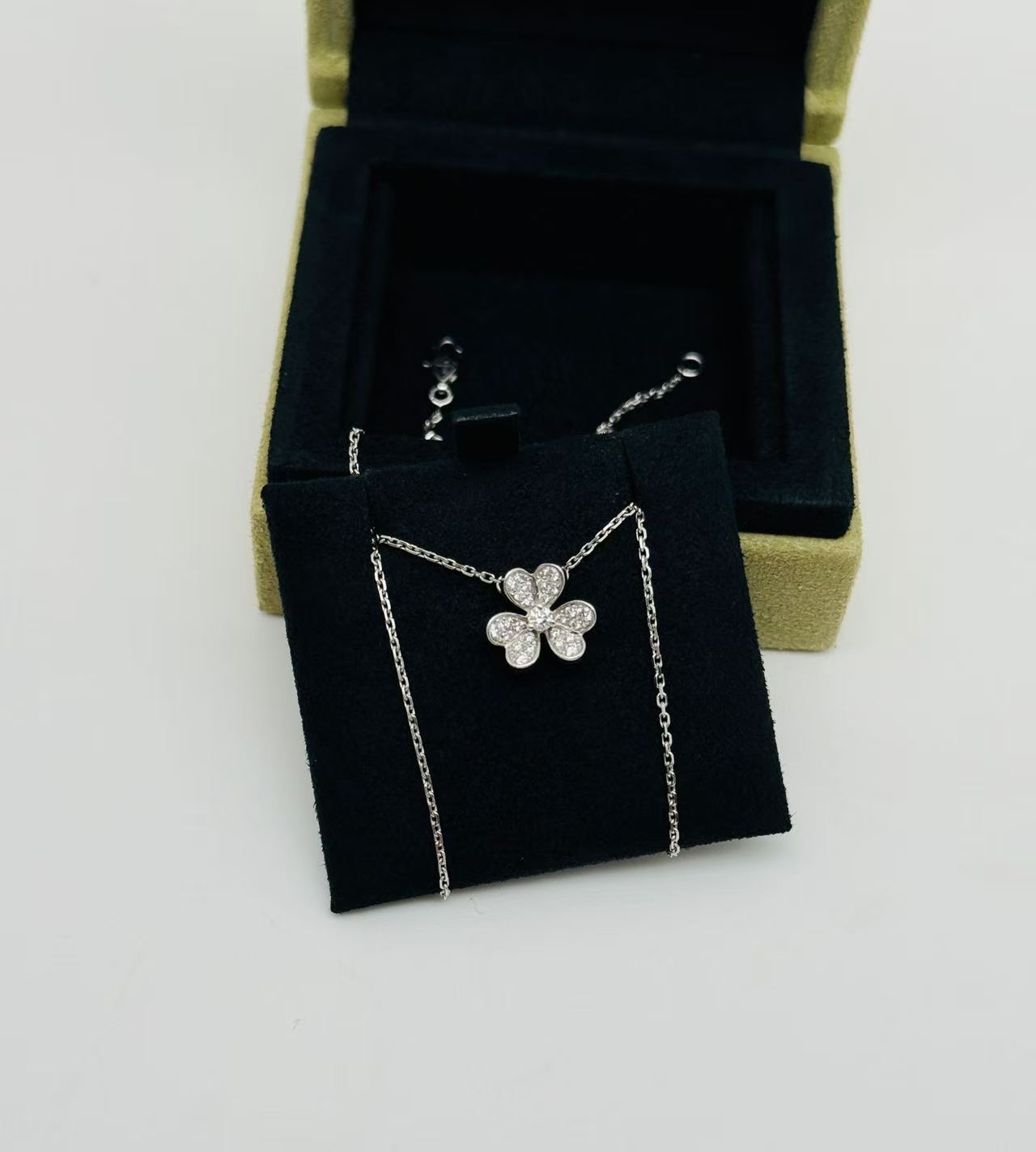 Van Cleef & Arpels Frivole pendant, in 18K white gold and set with diamonds