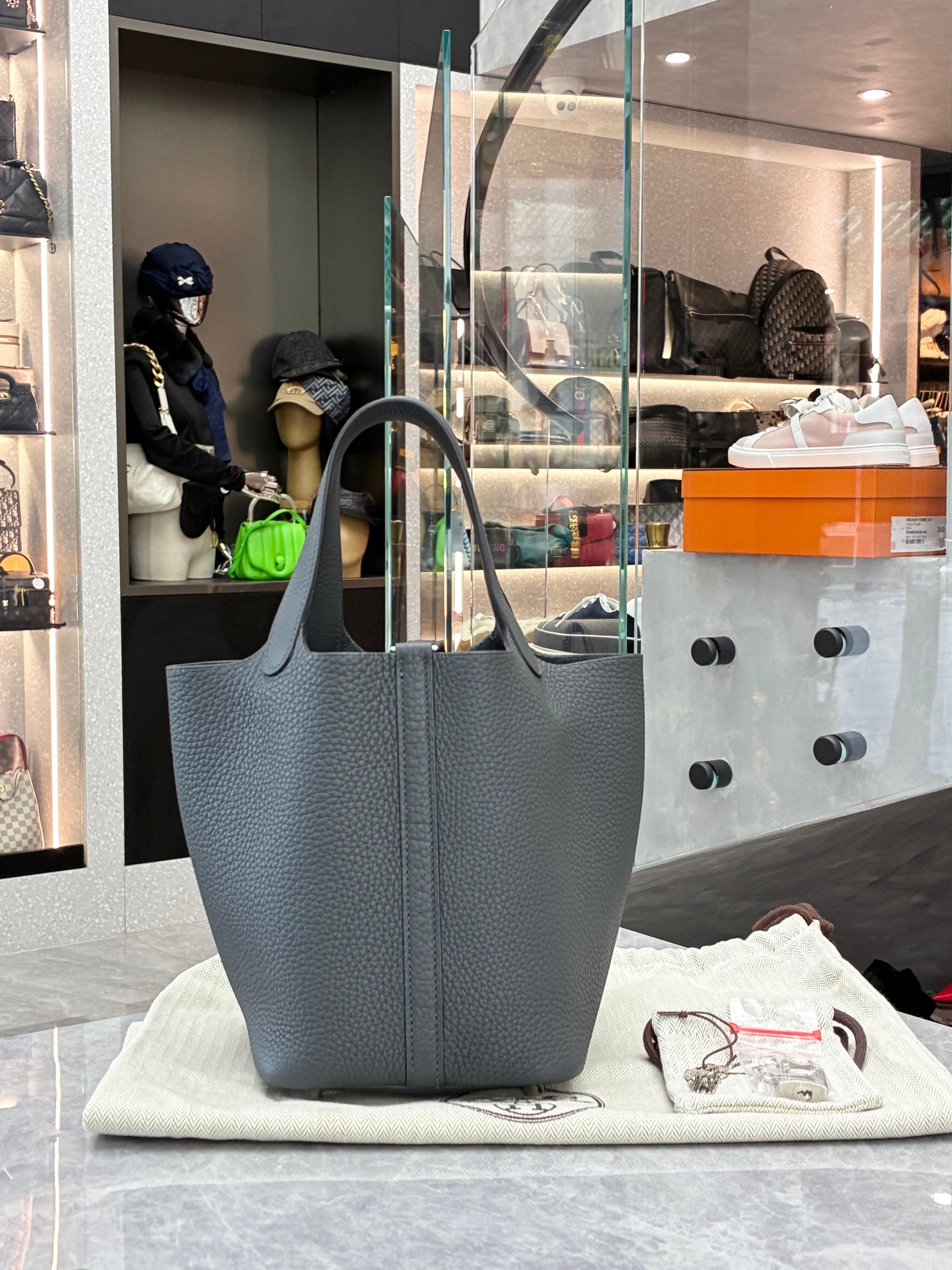 Hermès Picotin 18 in H0(Haze Grey) PHW W stamp