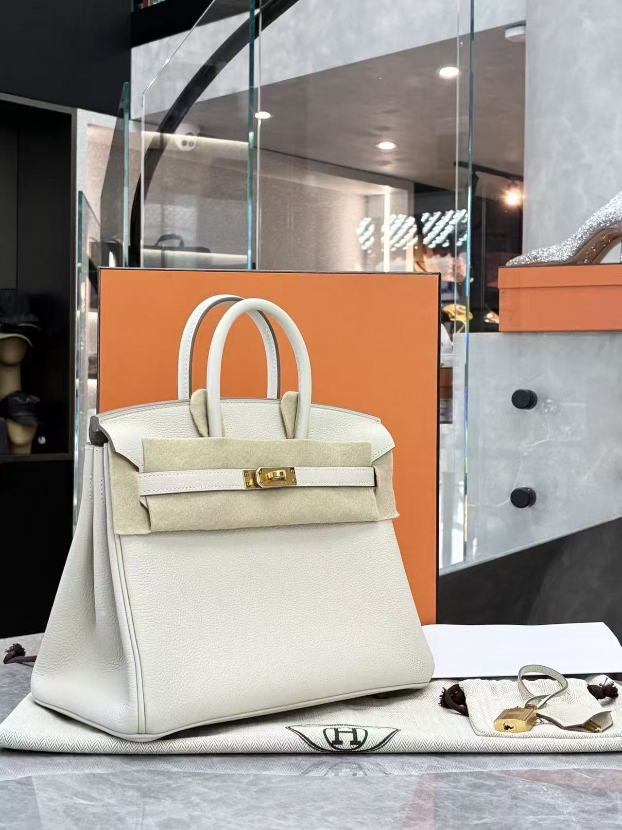 Hermès white Birkin 25 bag in Togo leather with gold hardware (K stamp)