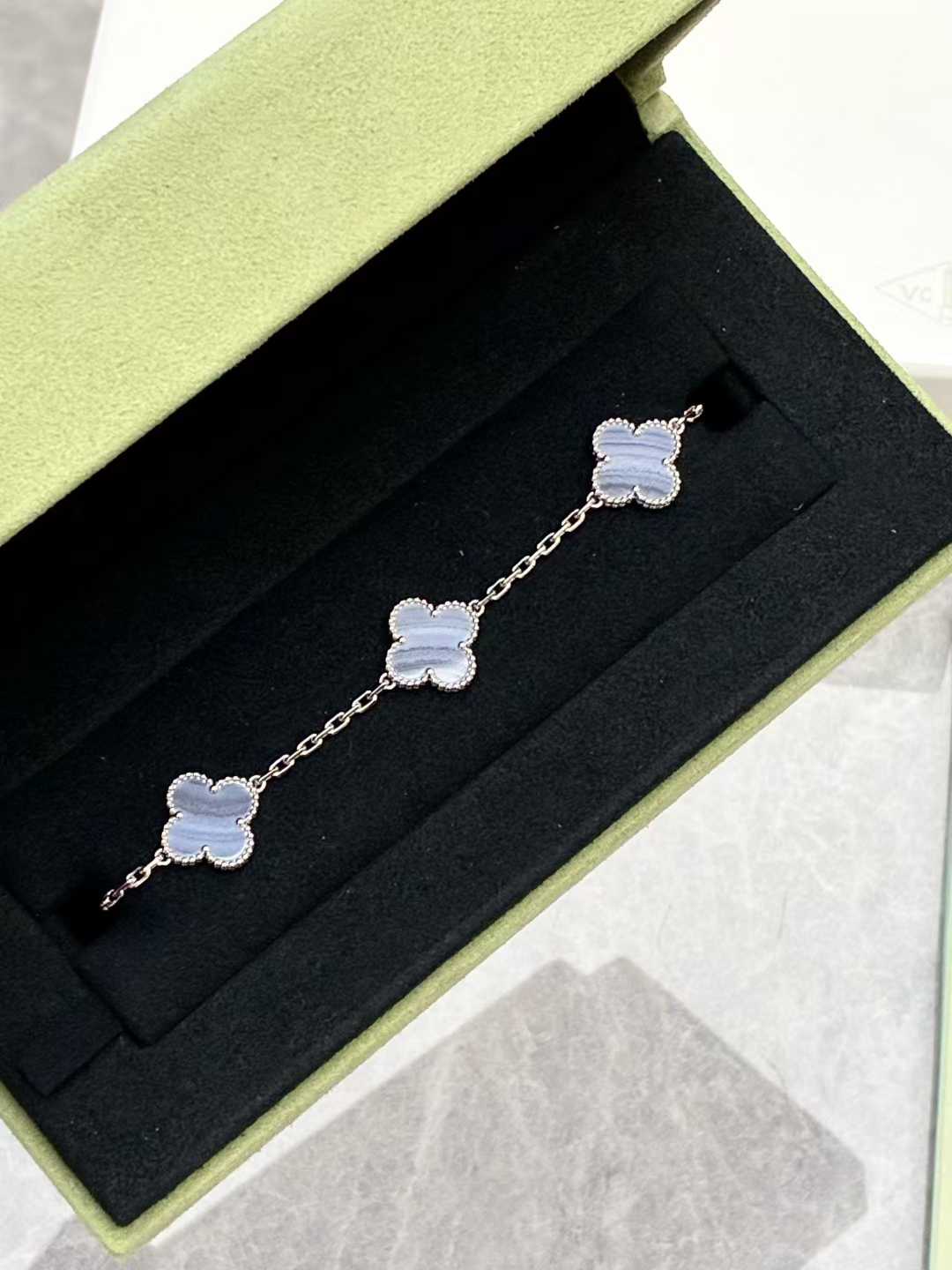 Van Cleef & Arpels 18K Yellow Gold purple chalcedony 5 Motifs Vintage Alhambra Bracelet