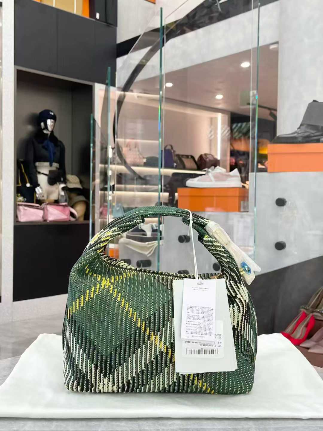 Burberry Hand Bag Peg Mini in Green