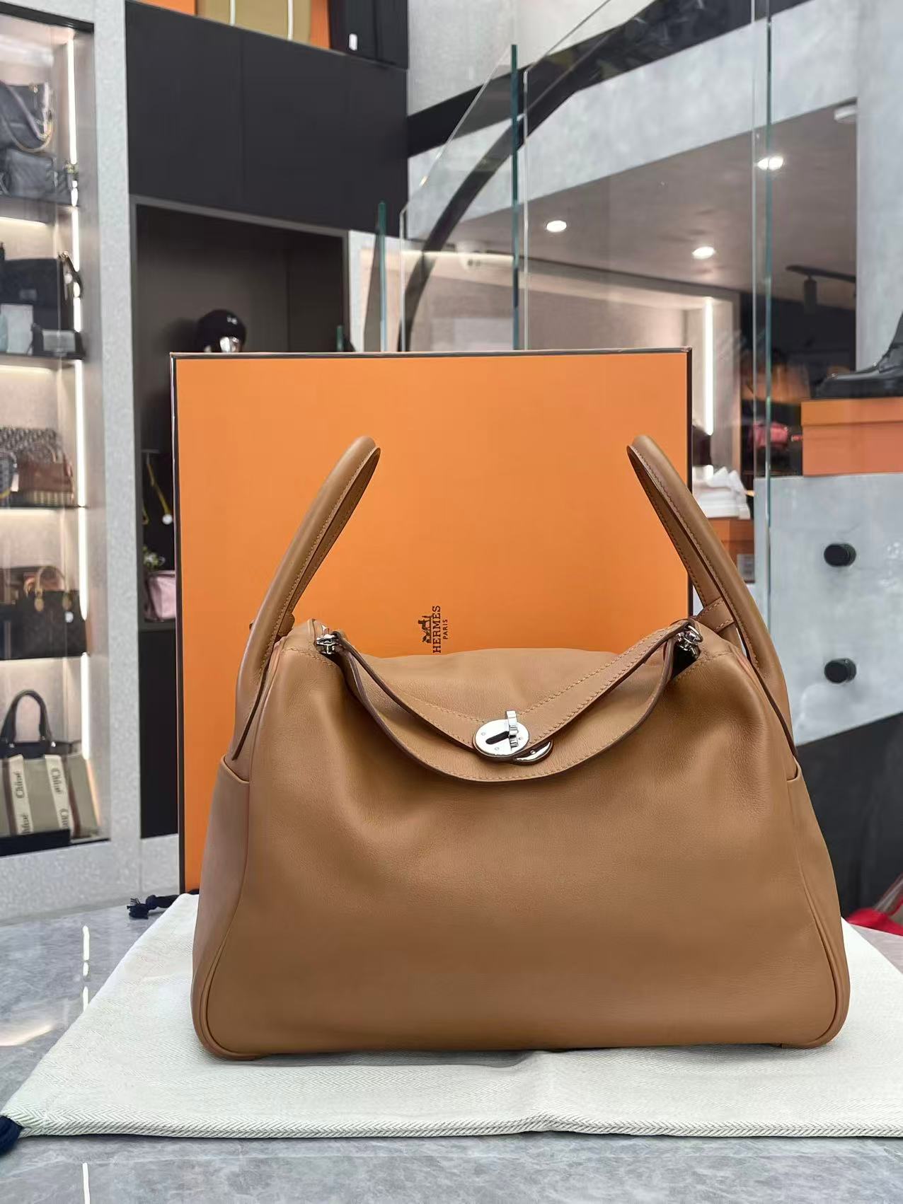 Hermès Lindy 26 handbag in Gold leather