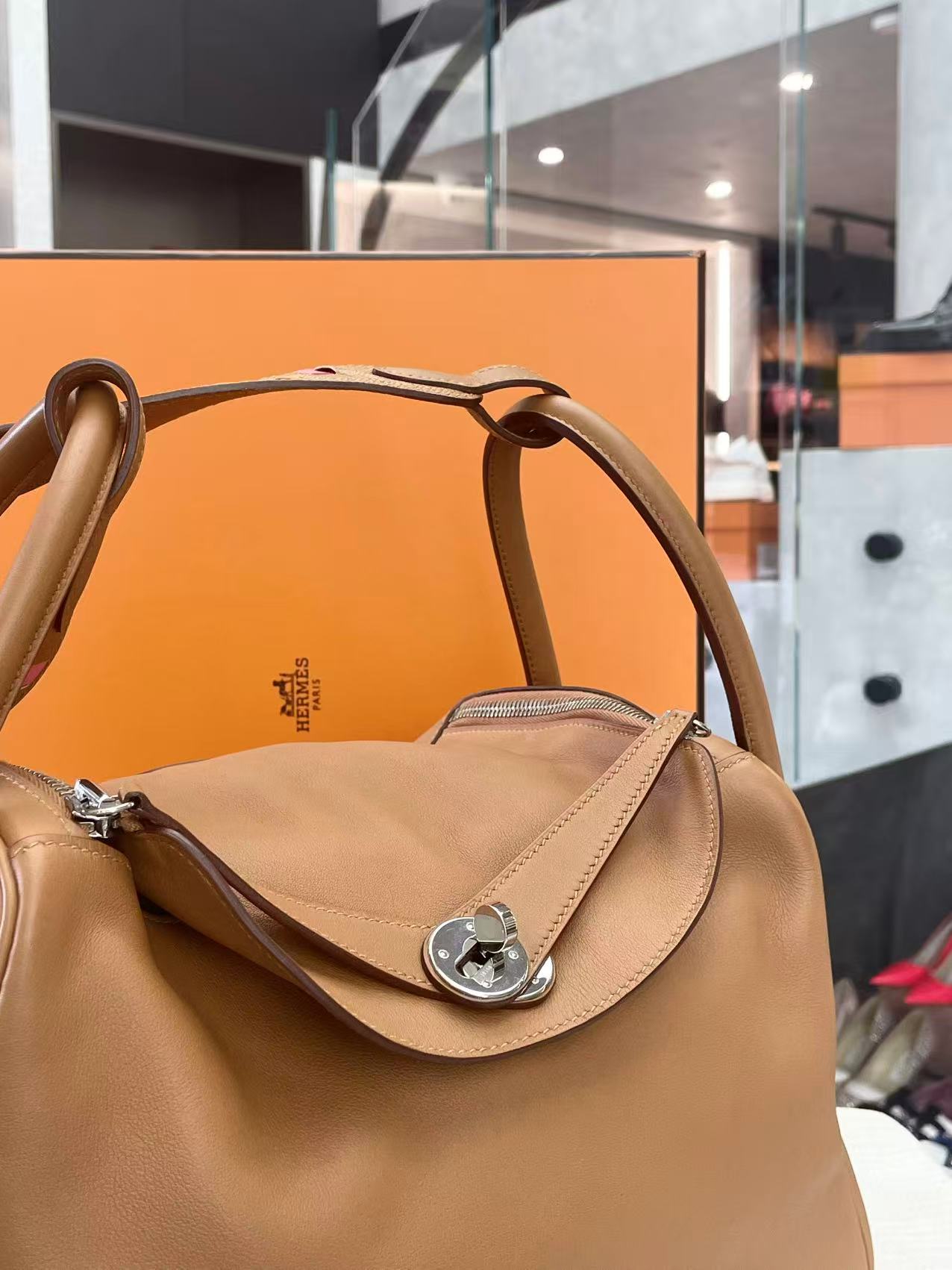Hermès Lindy 26 handbag in Gold leather