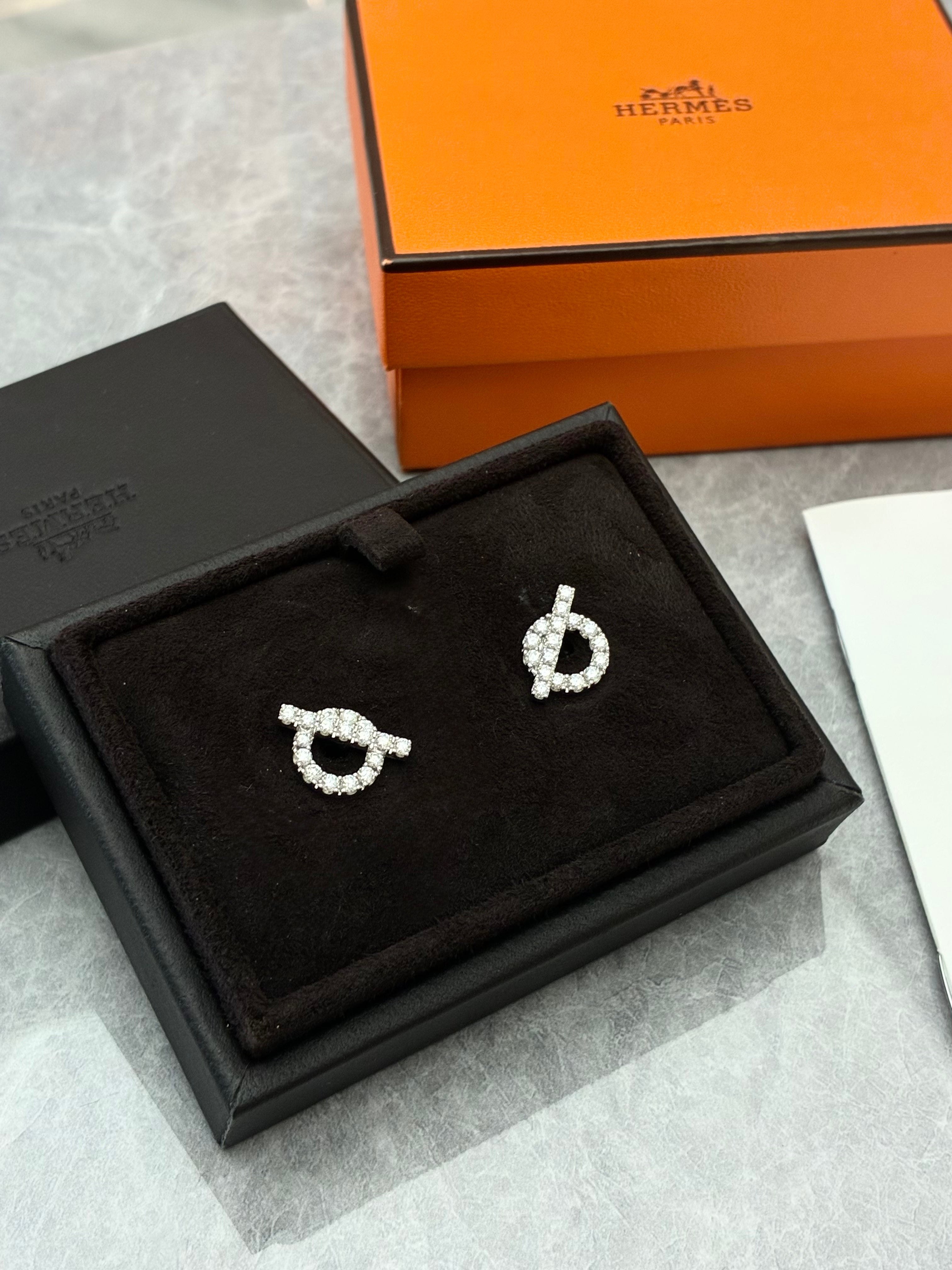 Hermès Finesse earrings made of 18k white gold and set with diamonds