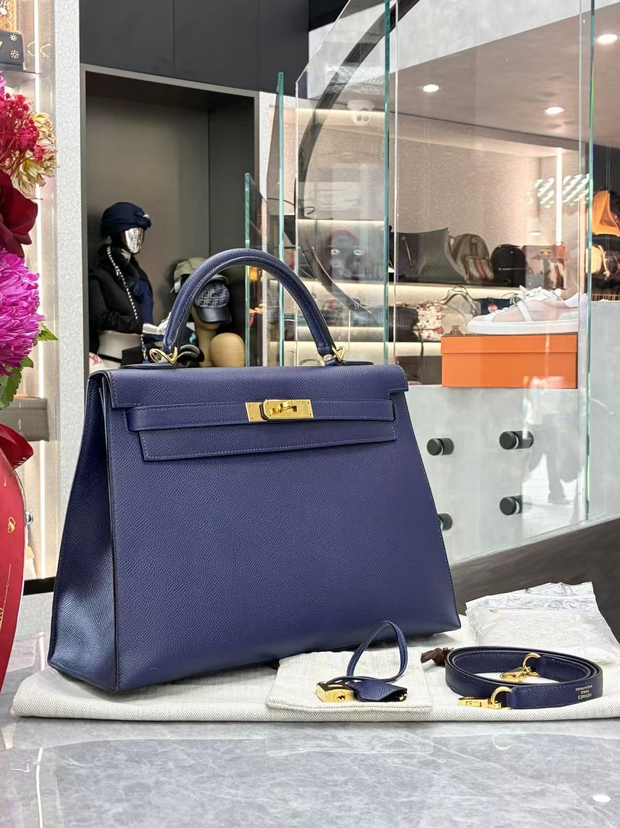 Hermès Kelly 25 Sellier bag crafted from Bleu Saphir Epsom leather with gold hardware