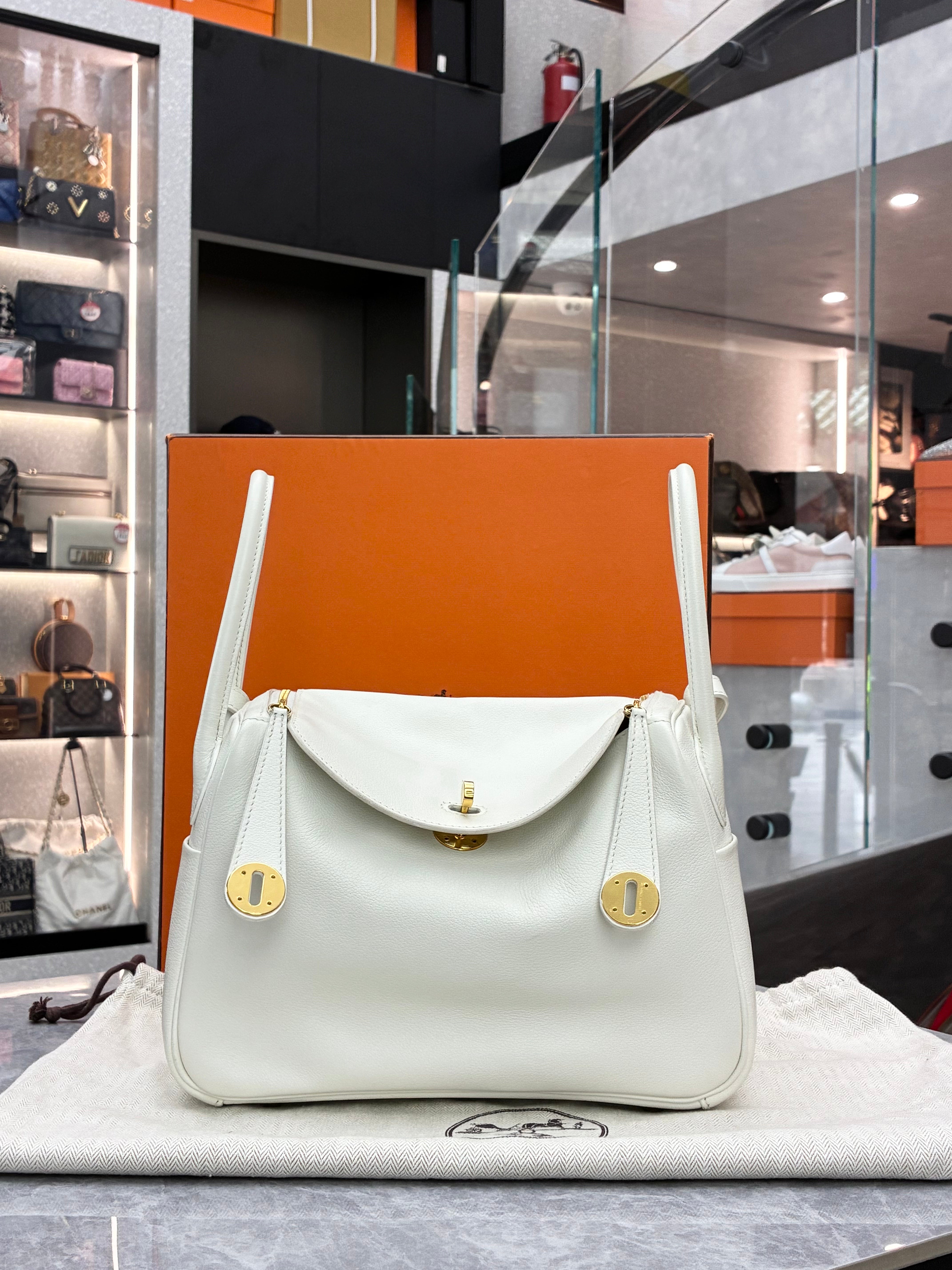 Hermès white Lindy 26 bag featuring gold-tone hardware.