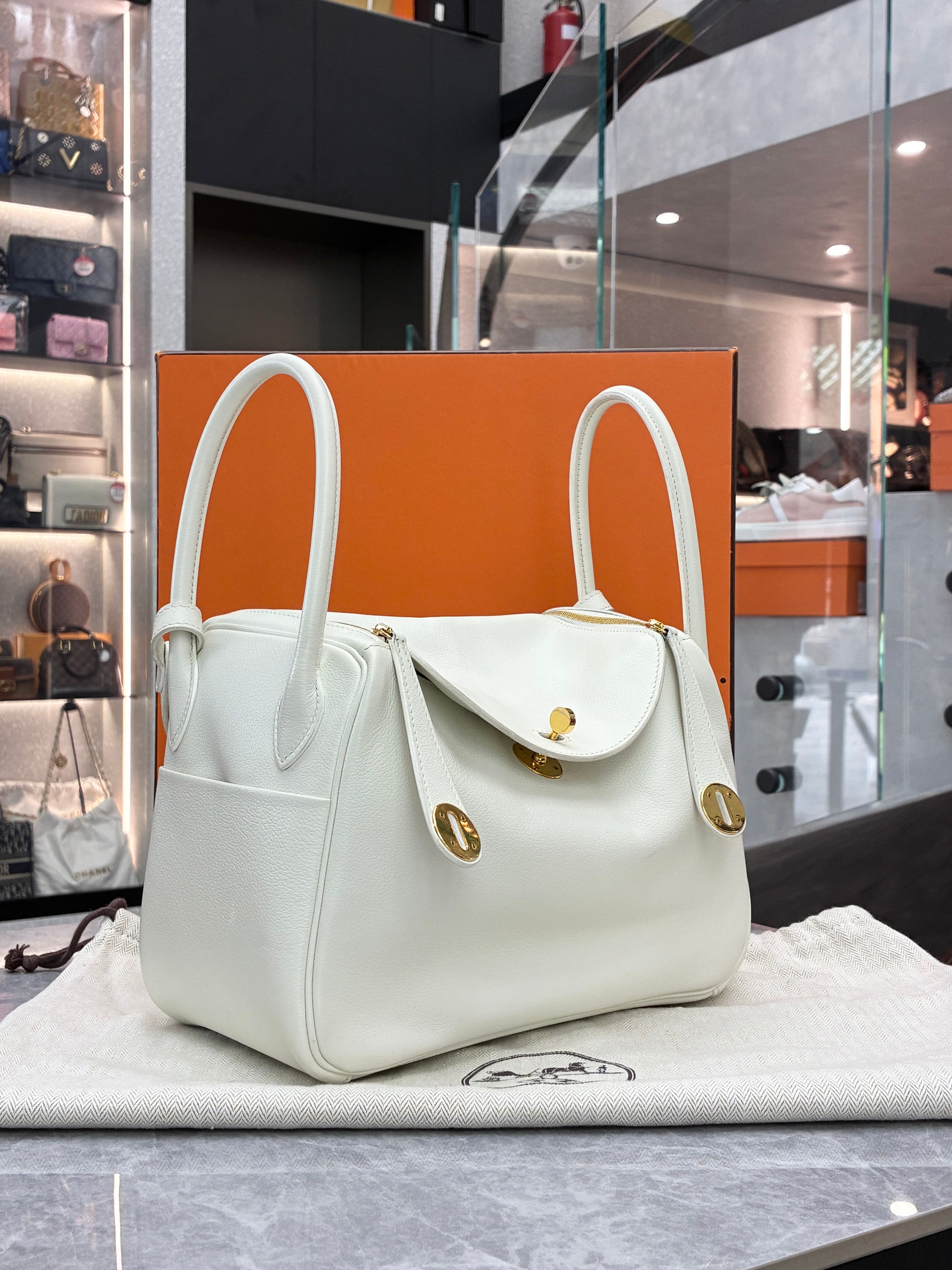 Hermès white Lindy 26 bag featuring gold-tone hardware.