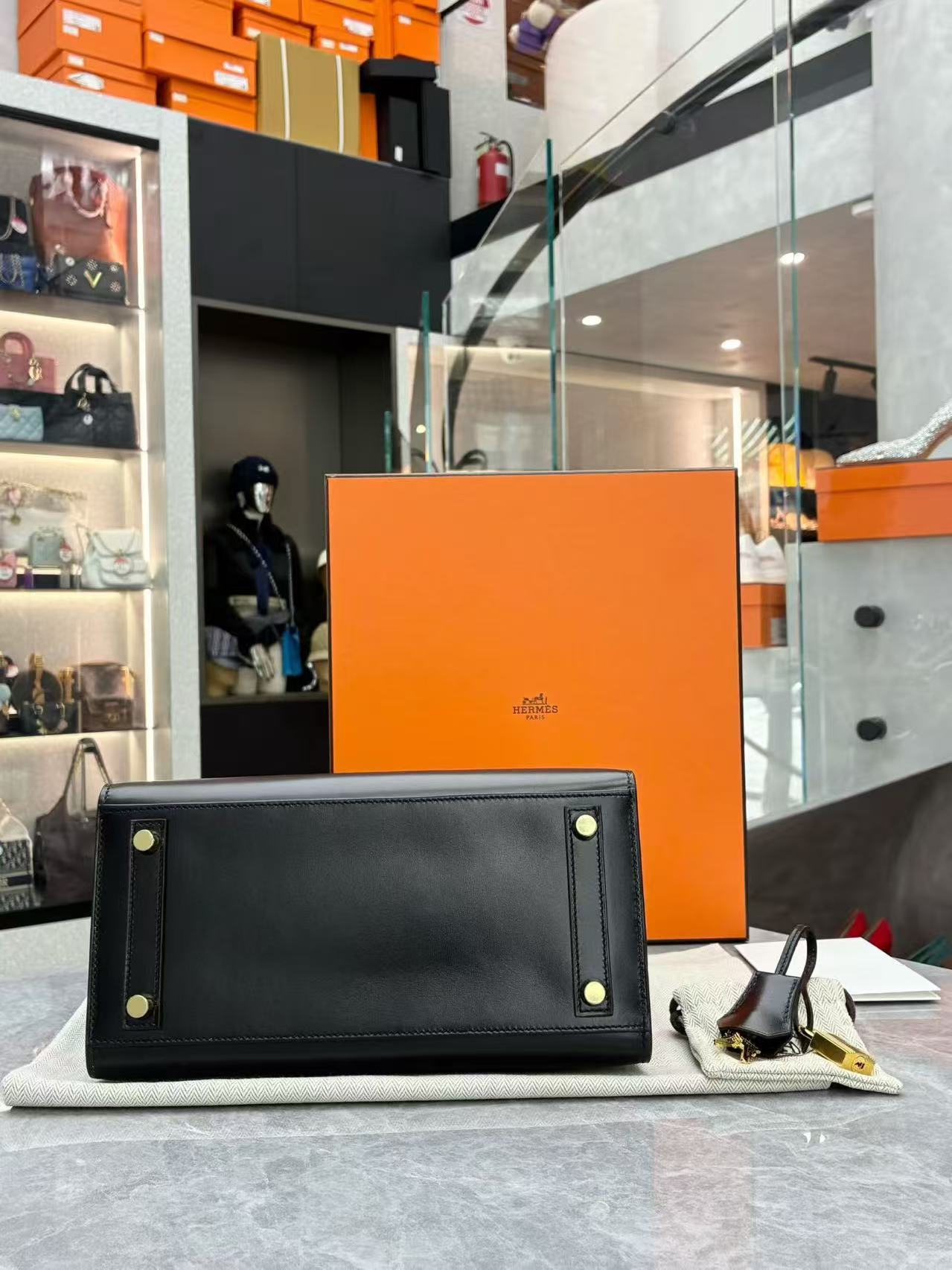 Hermès black Birkin 25 tote bag crafted from Veau Madame leather