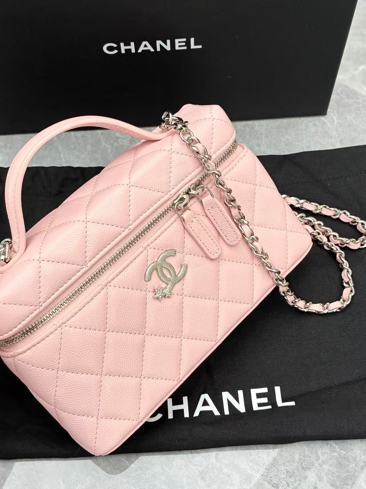 Chanel 25B pink quilted vanity case, silver-tone star CC and chain detail