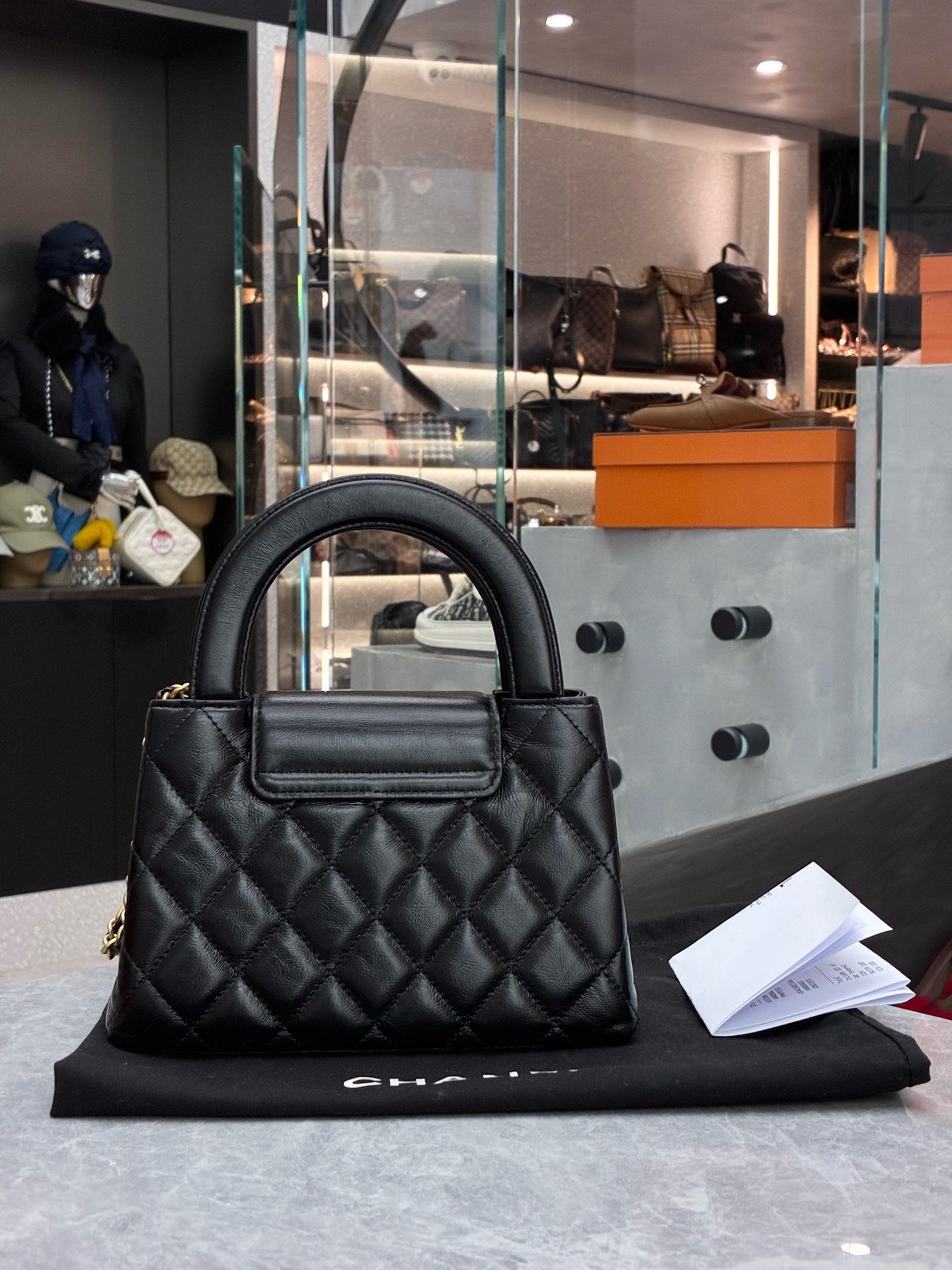 Chanel 25C Kelly handbag interior and accessories