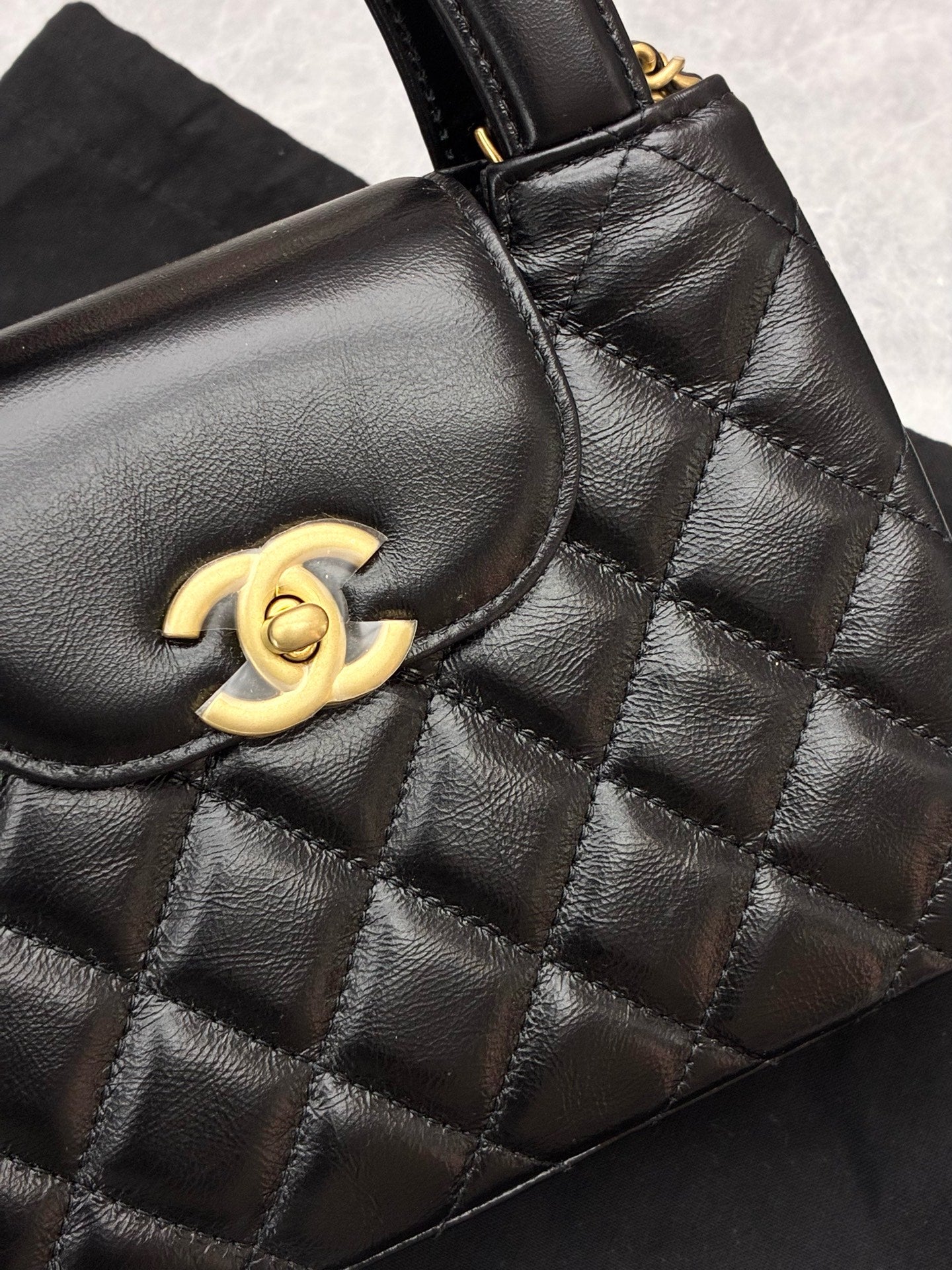 Chanel 25C Kelly handbag detail