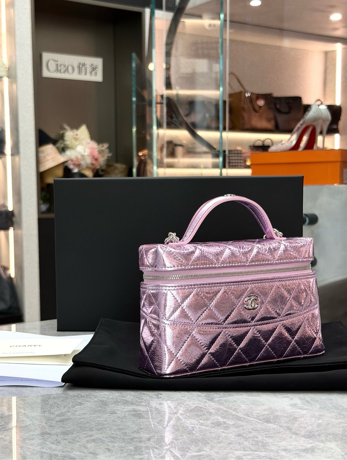 CHANEL Vanity with Chain – Iridescent Pink Quilted Lambskin, Silver Hardware, 26B, Excellent Pre-Owned