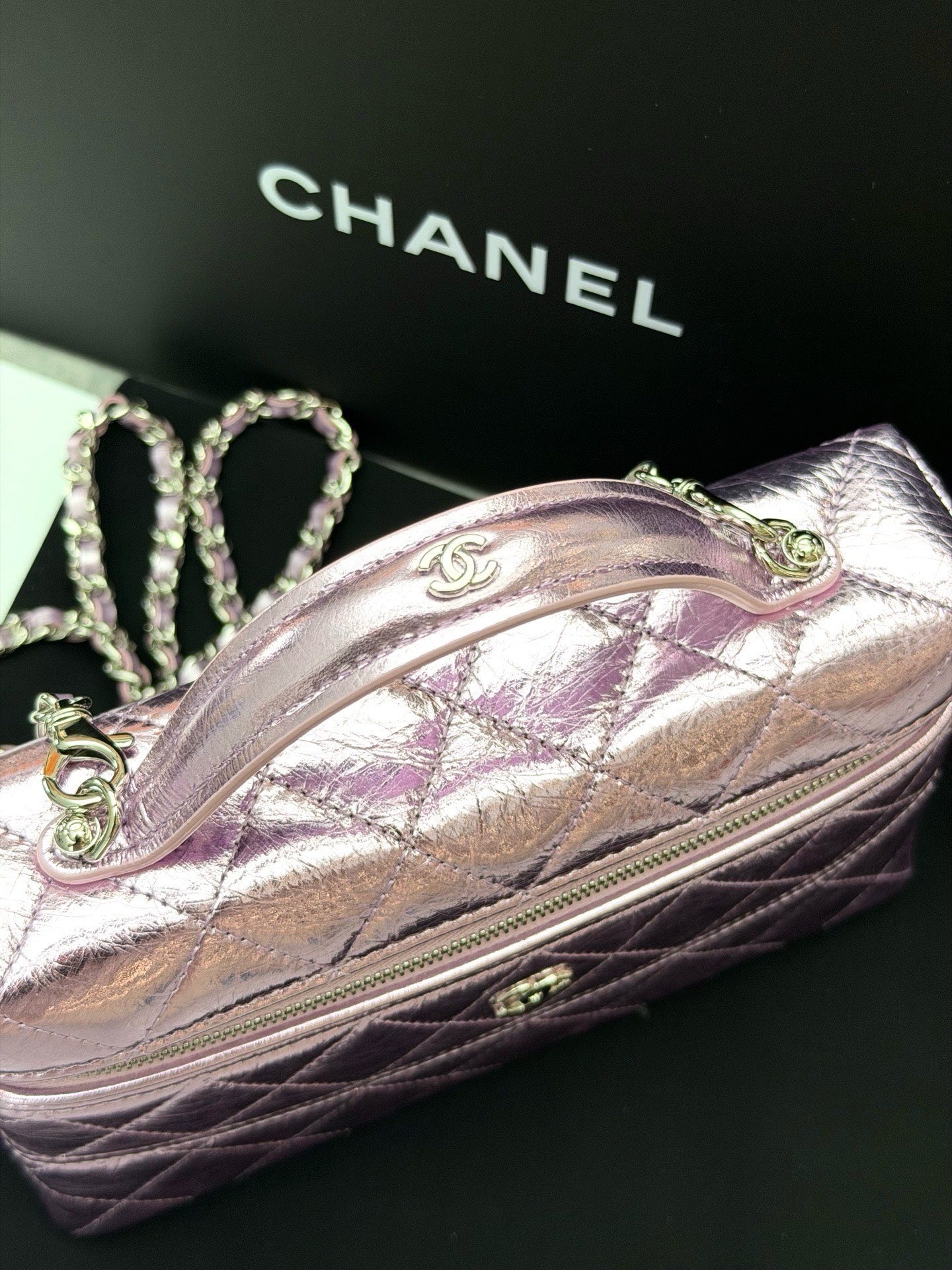 CHANEL Vanity with Chain – Iridescent Pink Quilted Lambskin, Silver Hardware, 26B, Excellent Pre-Owned