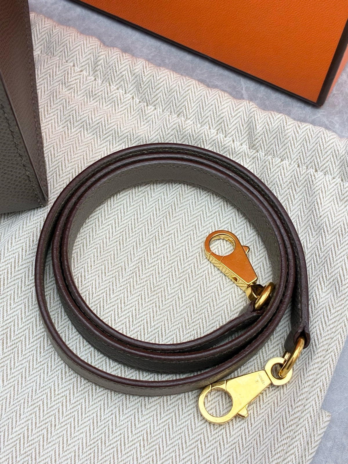 HERMÈS Kelly 28 Sellier – Étain Epsom Leather, Gold Hardware, D Stamp, Excellent Pre-Owned