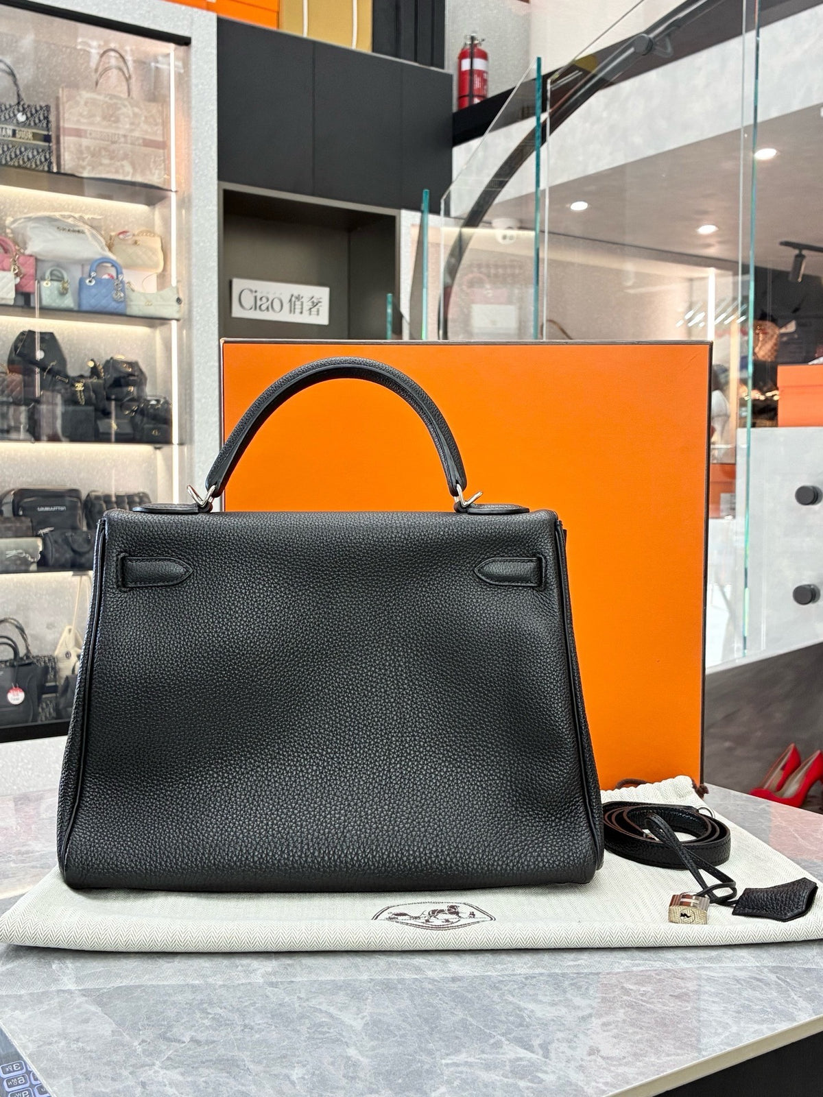 HERMÈS Kelly 32 – Black Togo Leather, Palladium Hardware, X Stamp, Good Pre-Owned