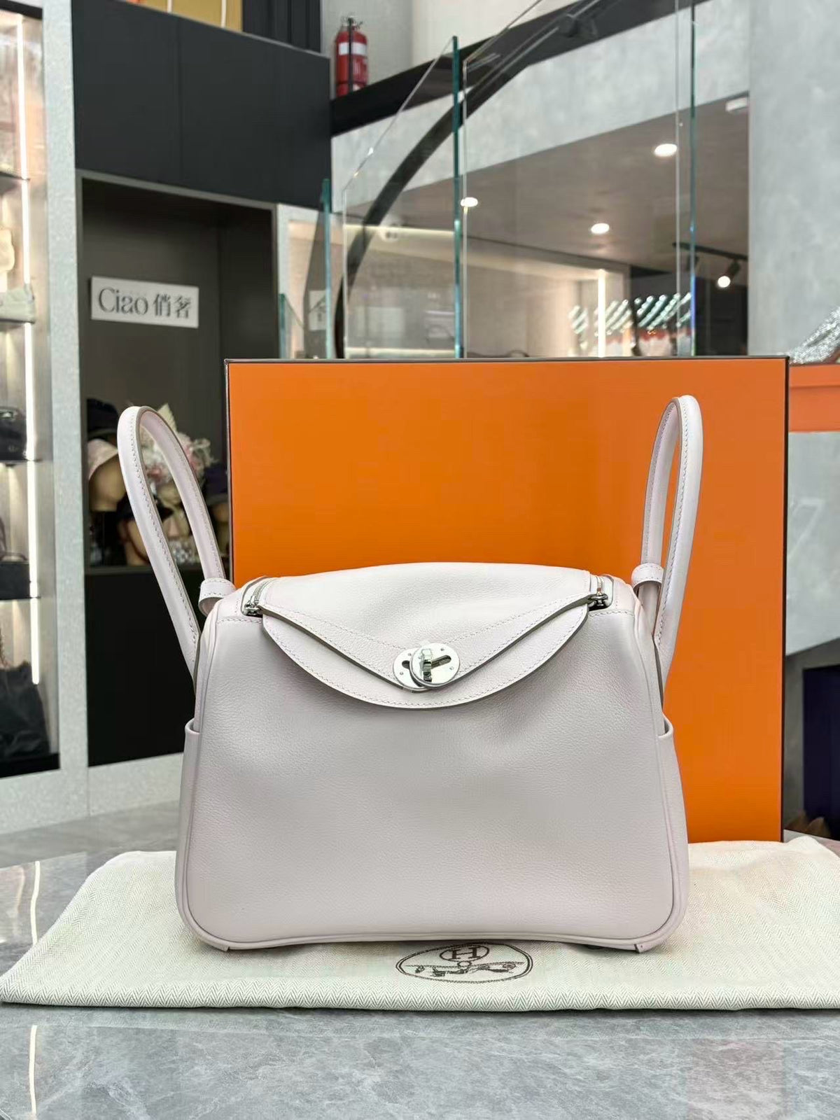 HERMÈS Lindy 26 – Pale Lilac Evercolor Leather, Palladium Hardware, B Stamp, Excellent Pre-Owned
