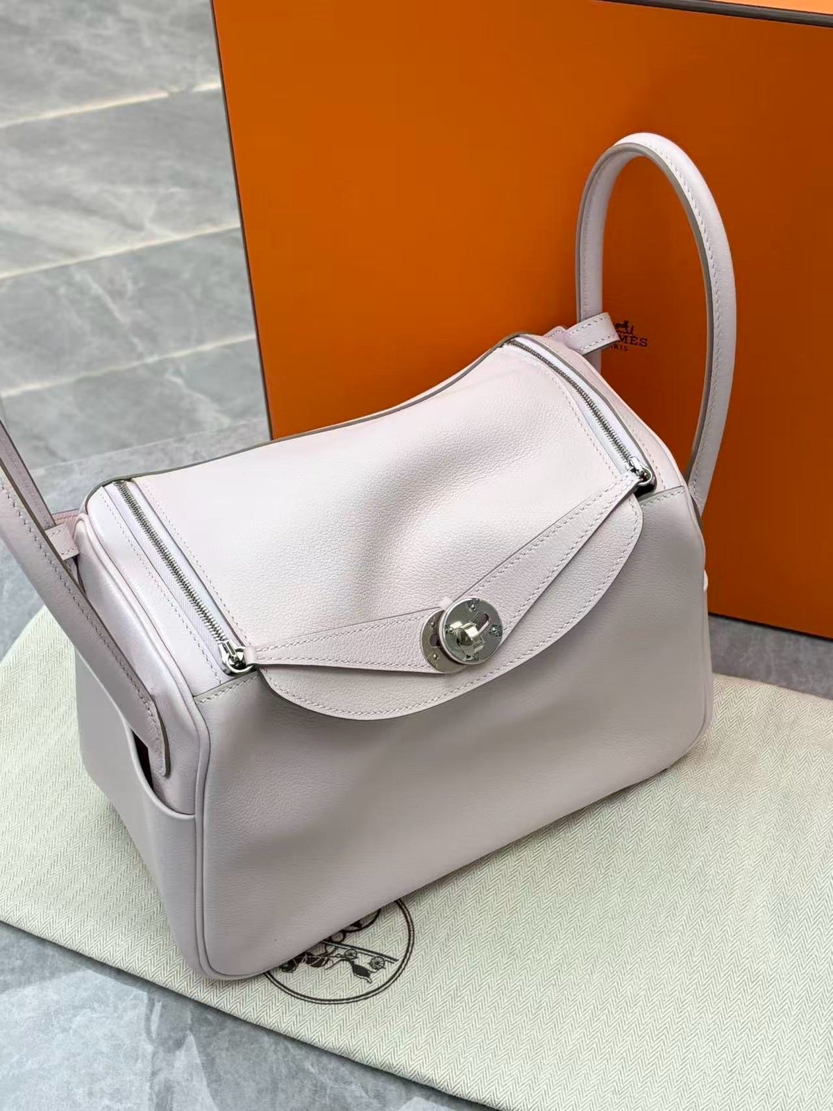 HERMÈS Lindy 26 – Pale Lilac Evercolor Leather, Palladium Hardware, B Stamp, Excellent Pre-Owned