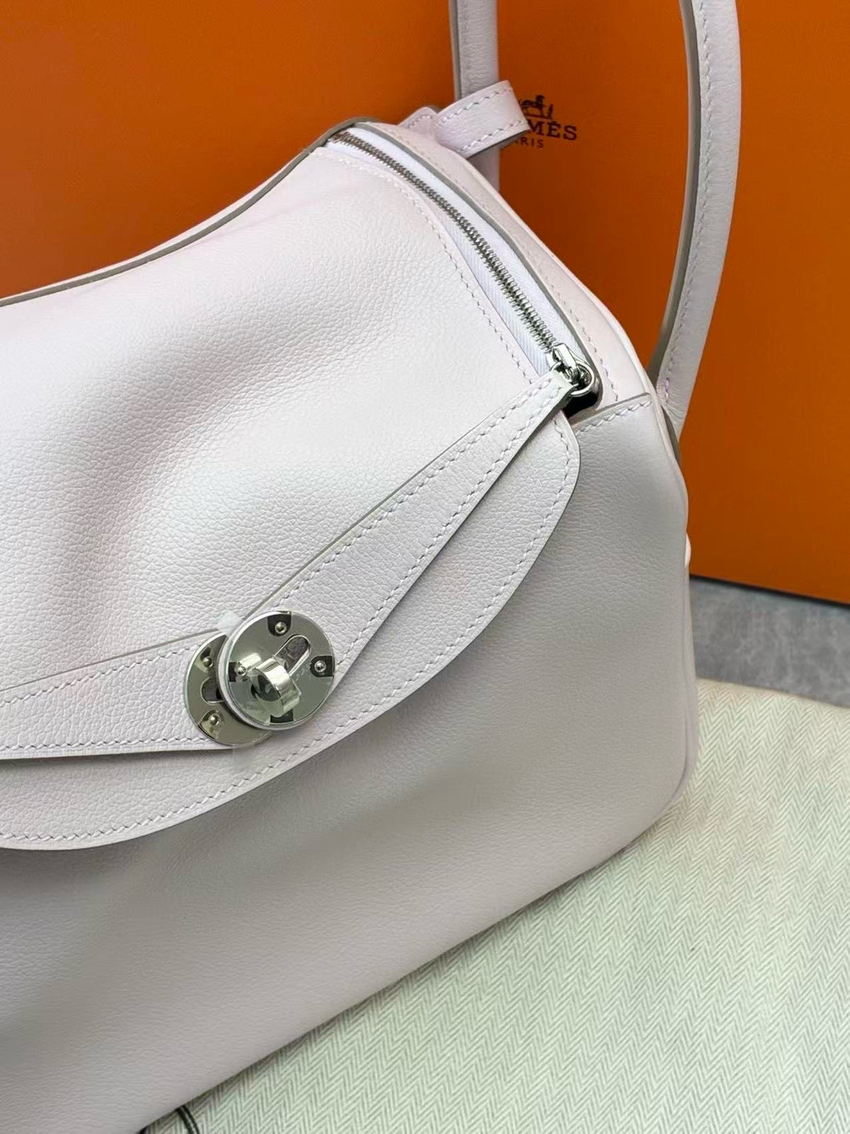 HERMÈS Lindy 26 – Pale Lilac Evercolor Leather, Palladium Hardware, B Stamp, Excellent Pre-Owned