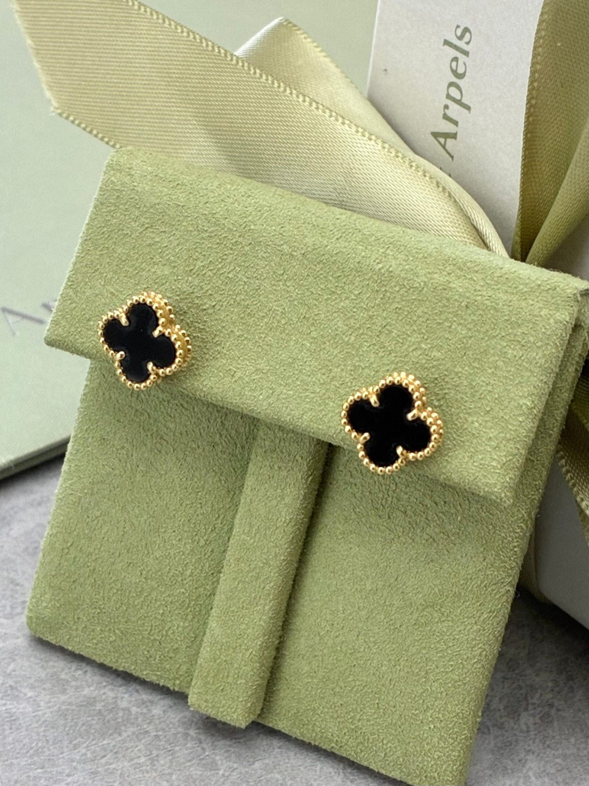 VAN CLEEF & ARPELS Sweet Alhambra Earrings – 18K Yellow Gold with Black Onyx, Good Pre-Owned
