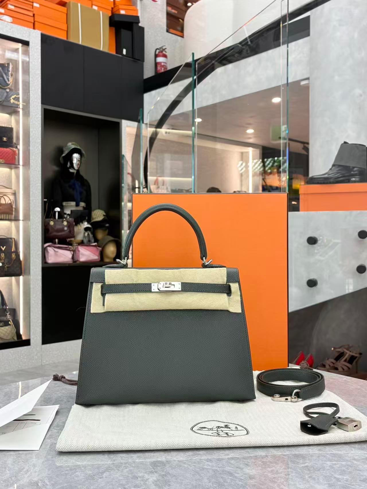Hermès Kelly 25 Sellier in Vert Mangrove Epsom leather with Palladium hardware