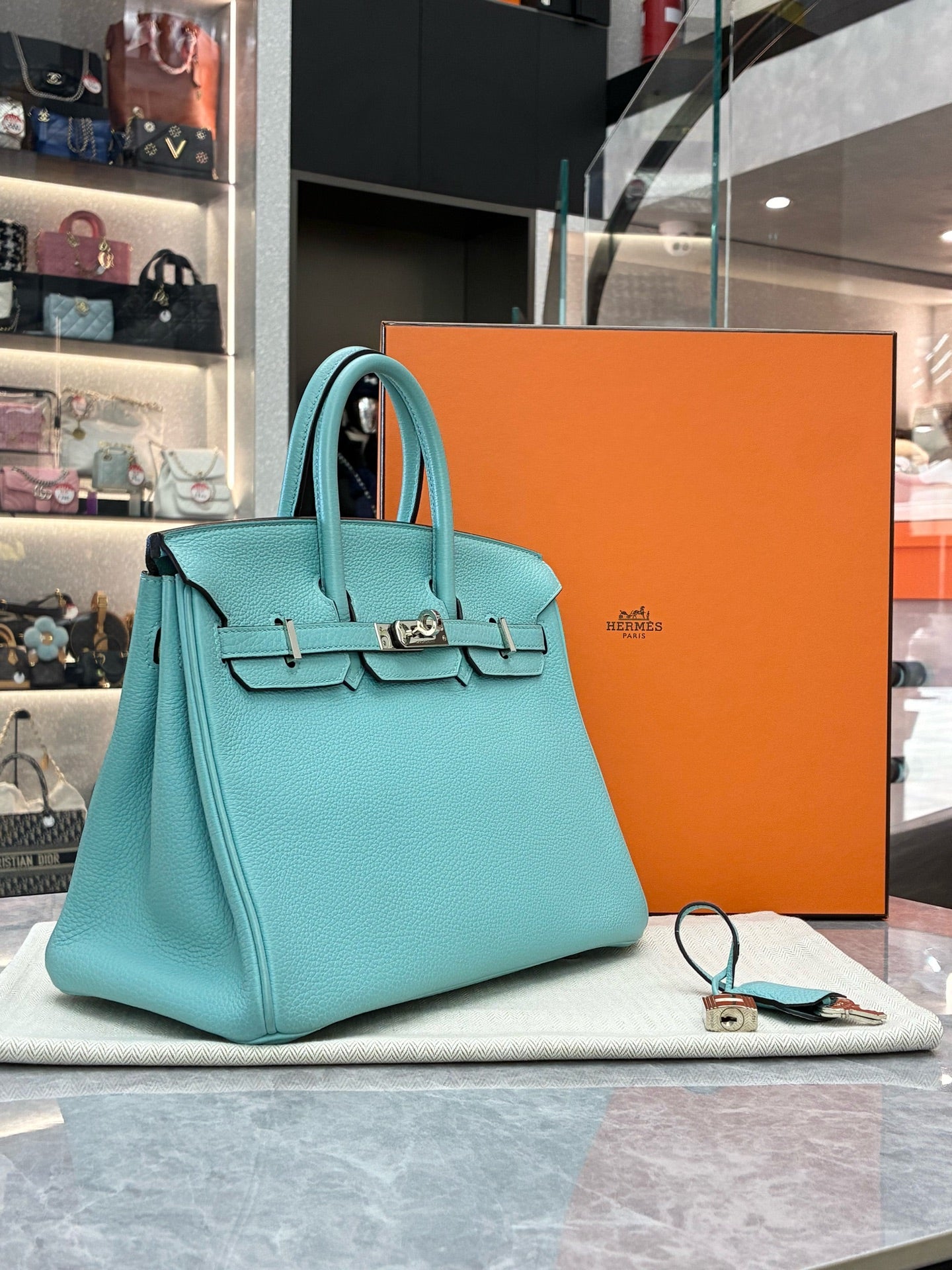 Hermès Birkin 25 Tiffany blue Togo leather, angled view with lock set