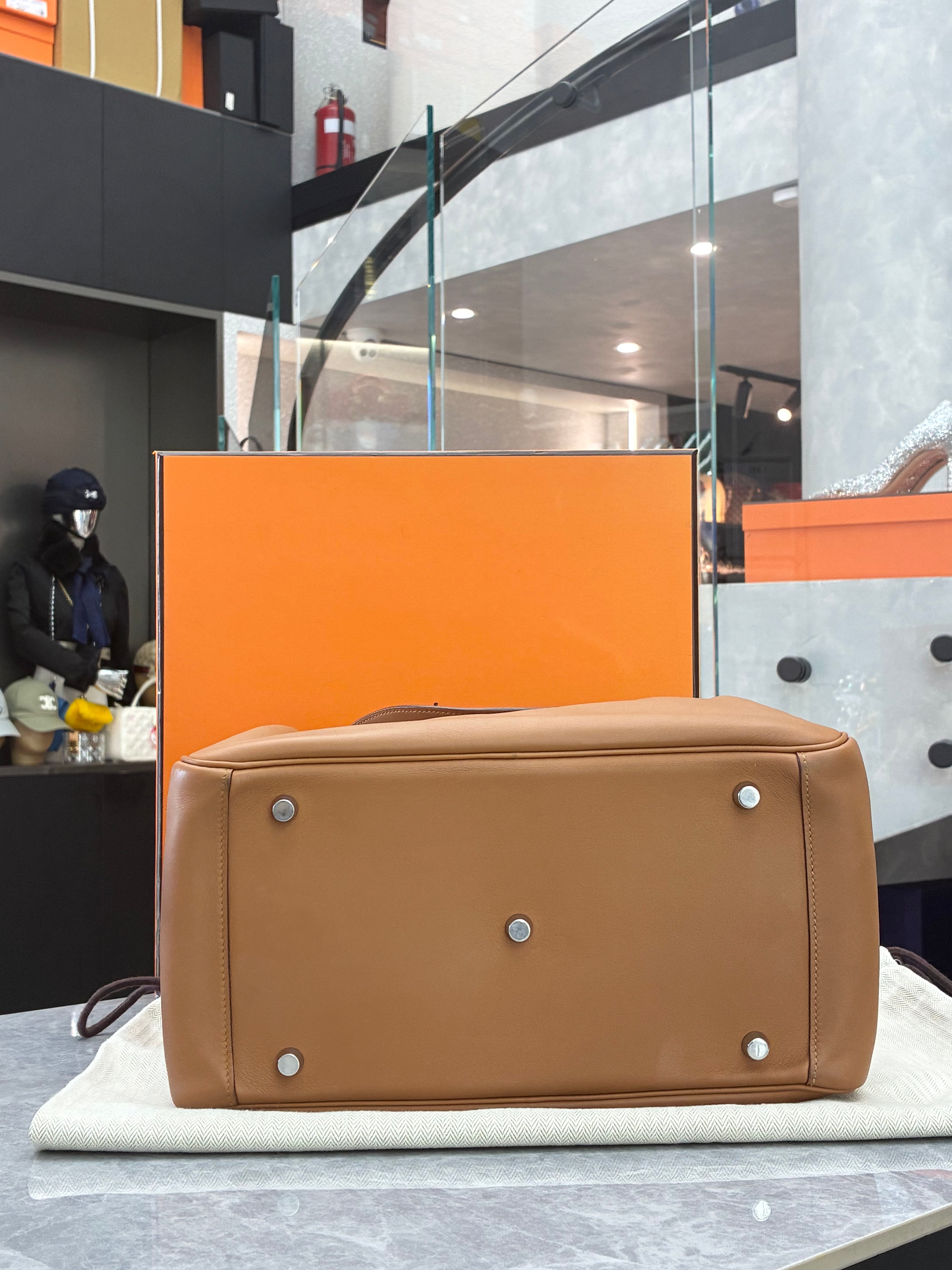 Hermès Lindy 30 Gold Swift leather base and palladium hardware
