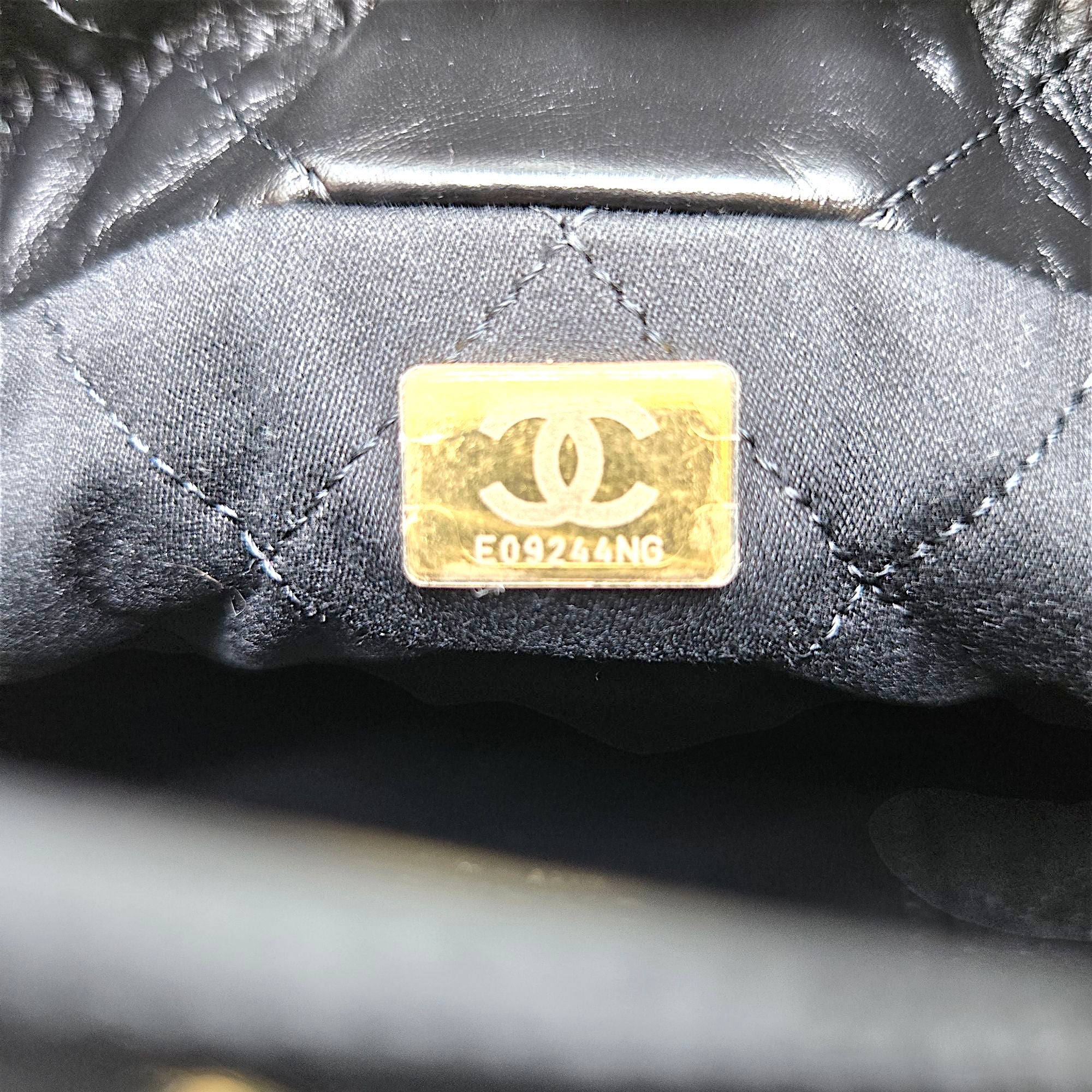 Chanel mini 22 bag shiny calfskin black (microchip)