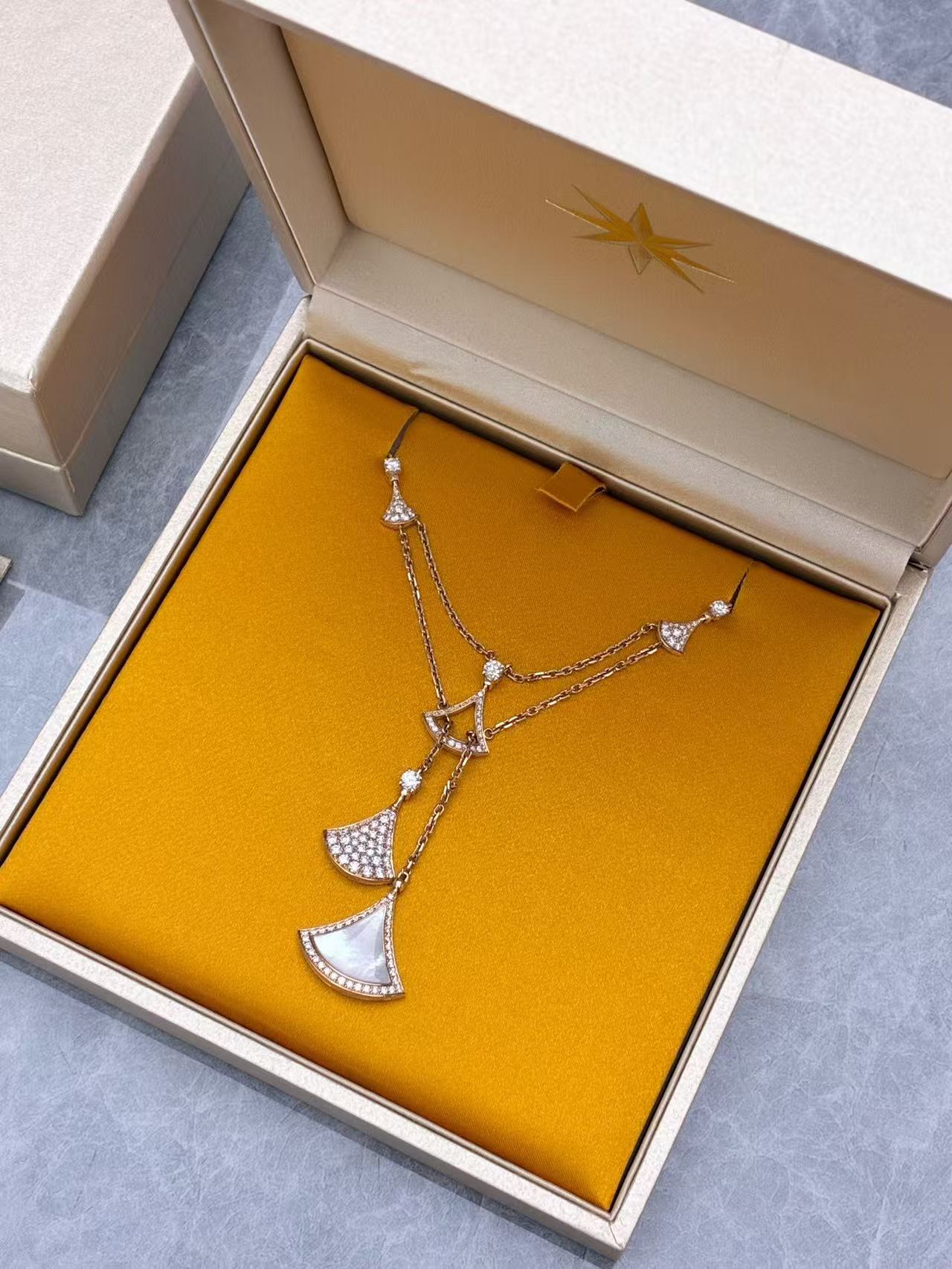 Bvlgari Divas' Dream necklace crafted from 18k rose gold, featuring fan-shaped motifs set with mother-of-pearl and pavé diamonds