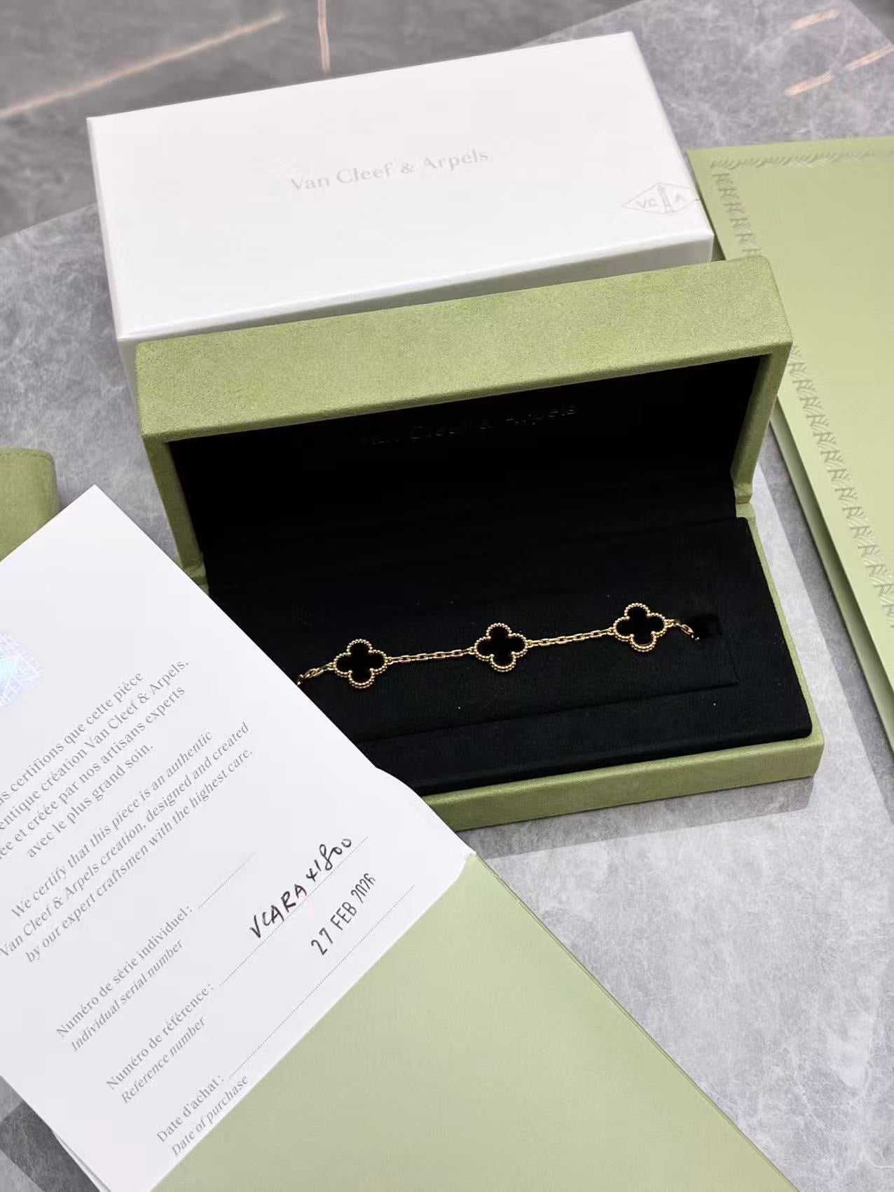 Van Cleef & Arpels Vintage Alhambra bracelet in 18k yellow gold featuring five onyx motifs