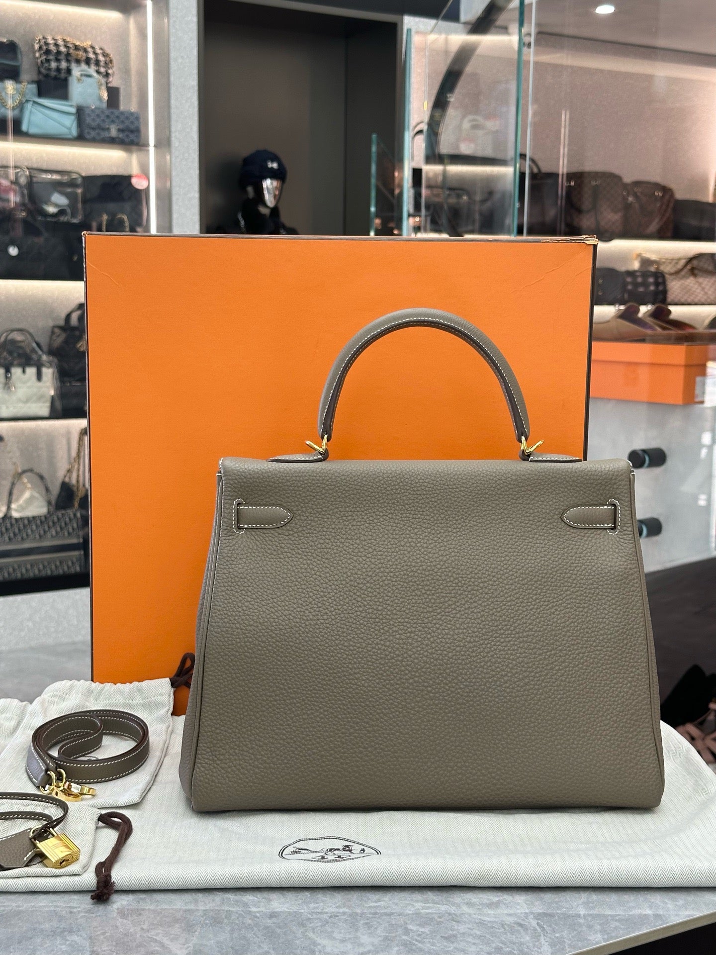 Hermès Kelly 25 Retourne handbag in Etoupe Togo leather with gold hardware (X stamp)