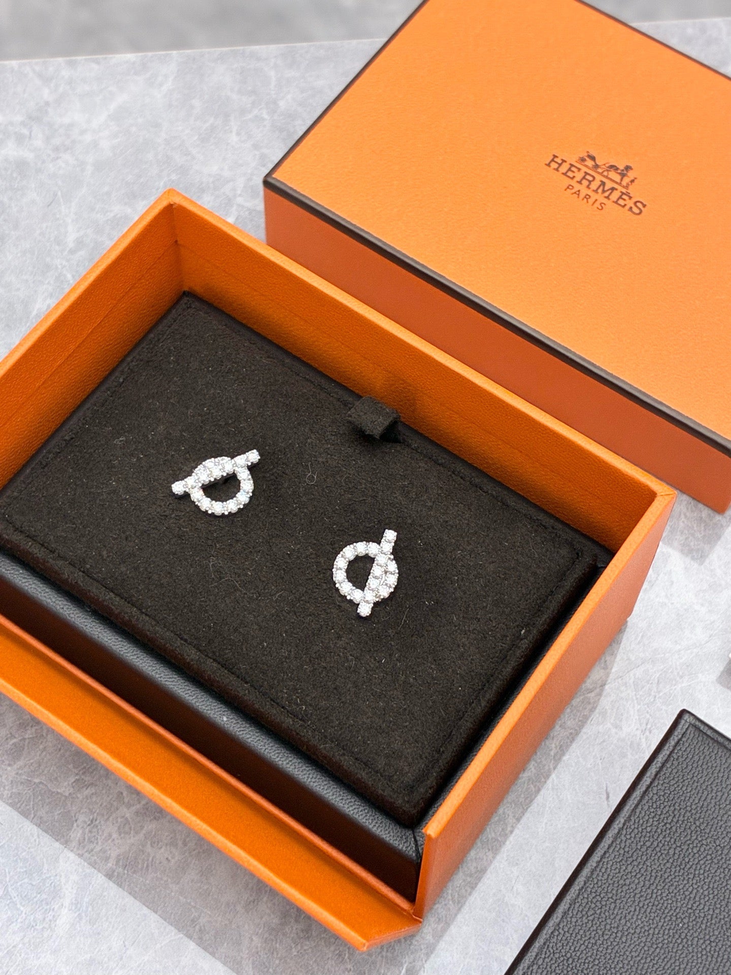 Hermès Finesse earrings in 18k white gold and diamonds