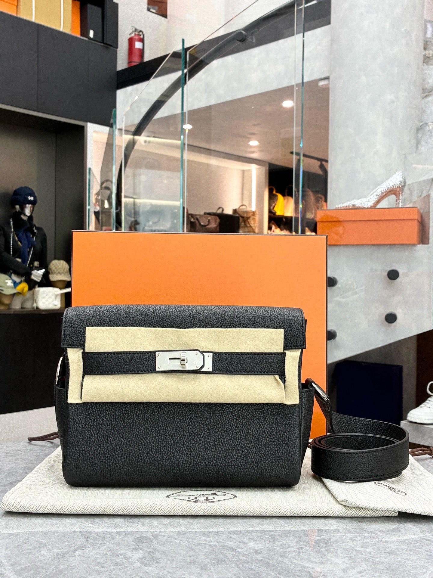 Hermès black Kelly Messenger bag features (G stamp)
