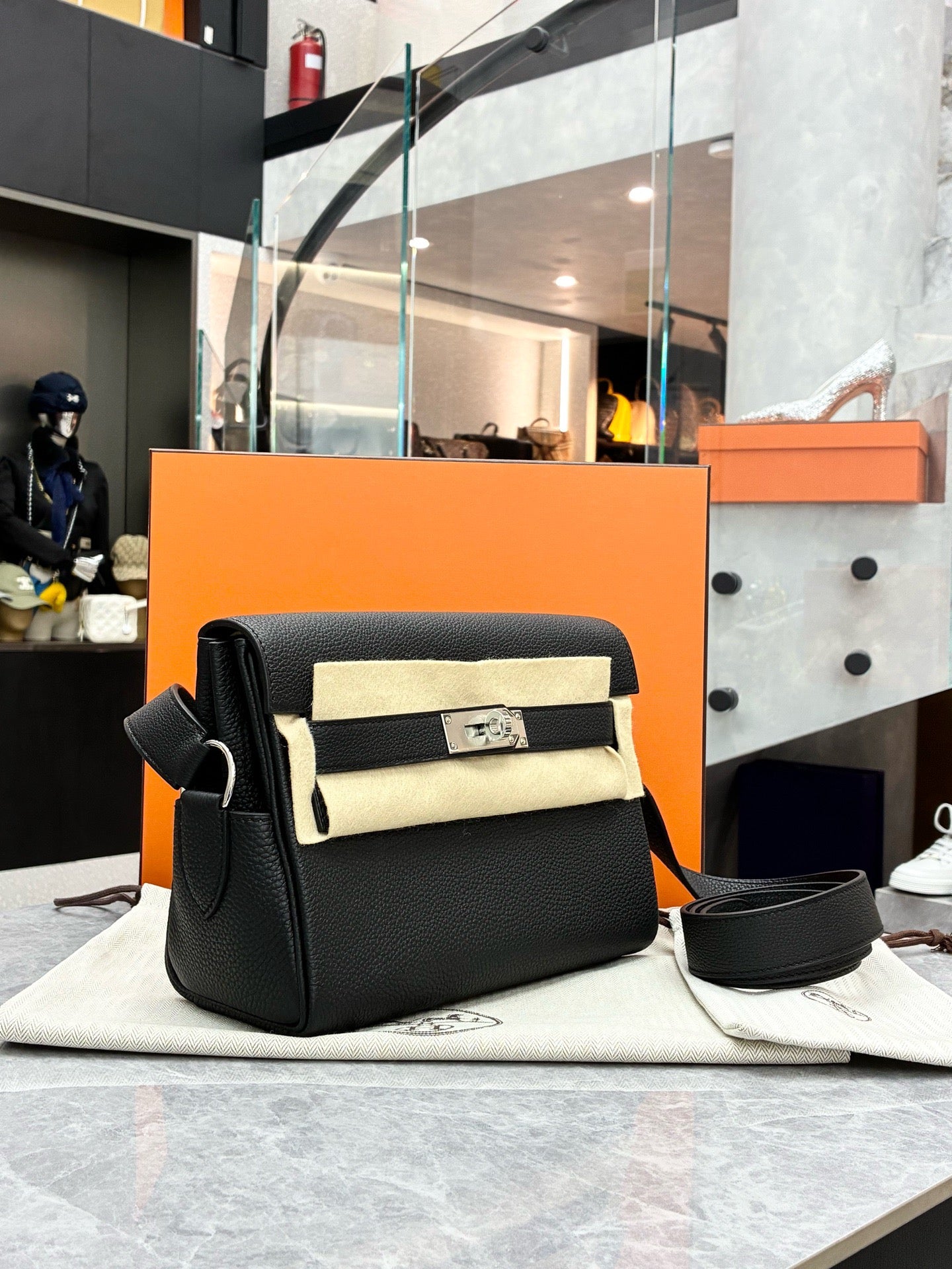 Hermès black Kelly Messenger bag features (G stamp)