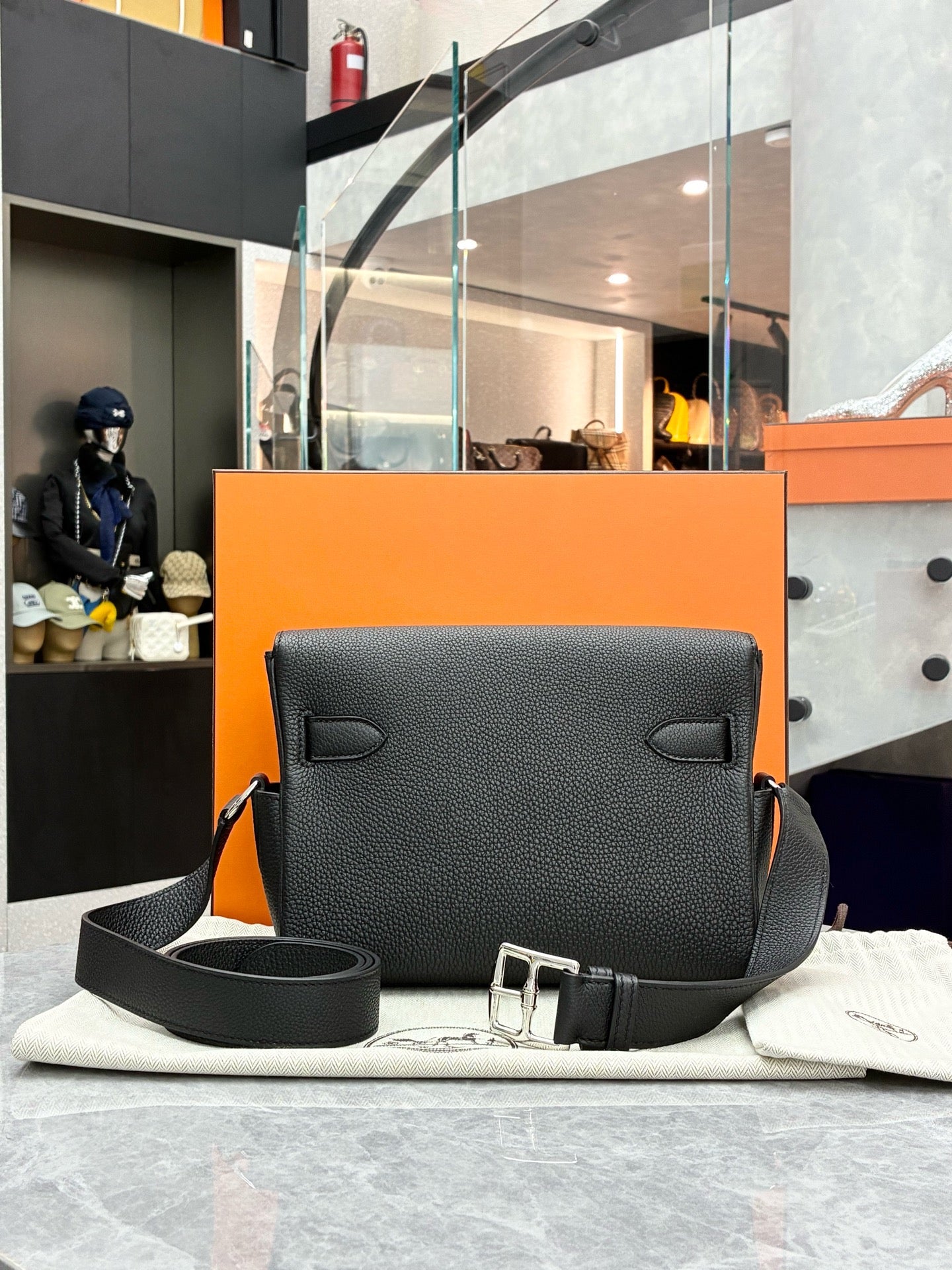 Hermès black Kelly Messenger bag features (G stamp)