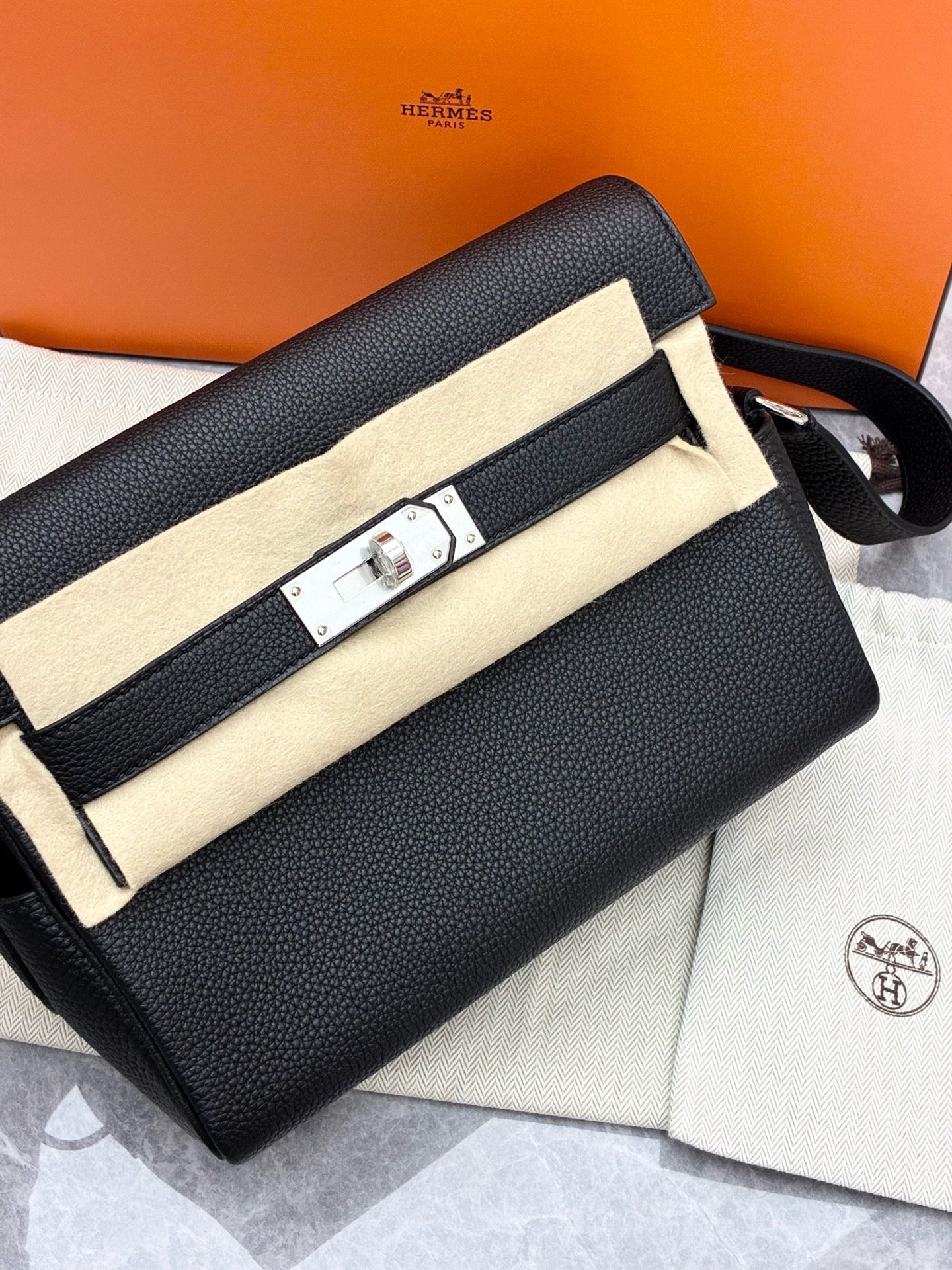 Hermès black Kelly Messenger bag features (G stamp)