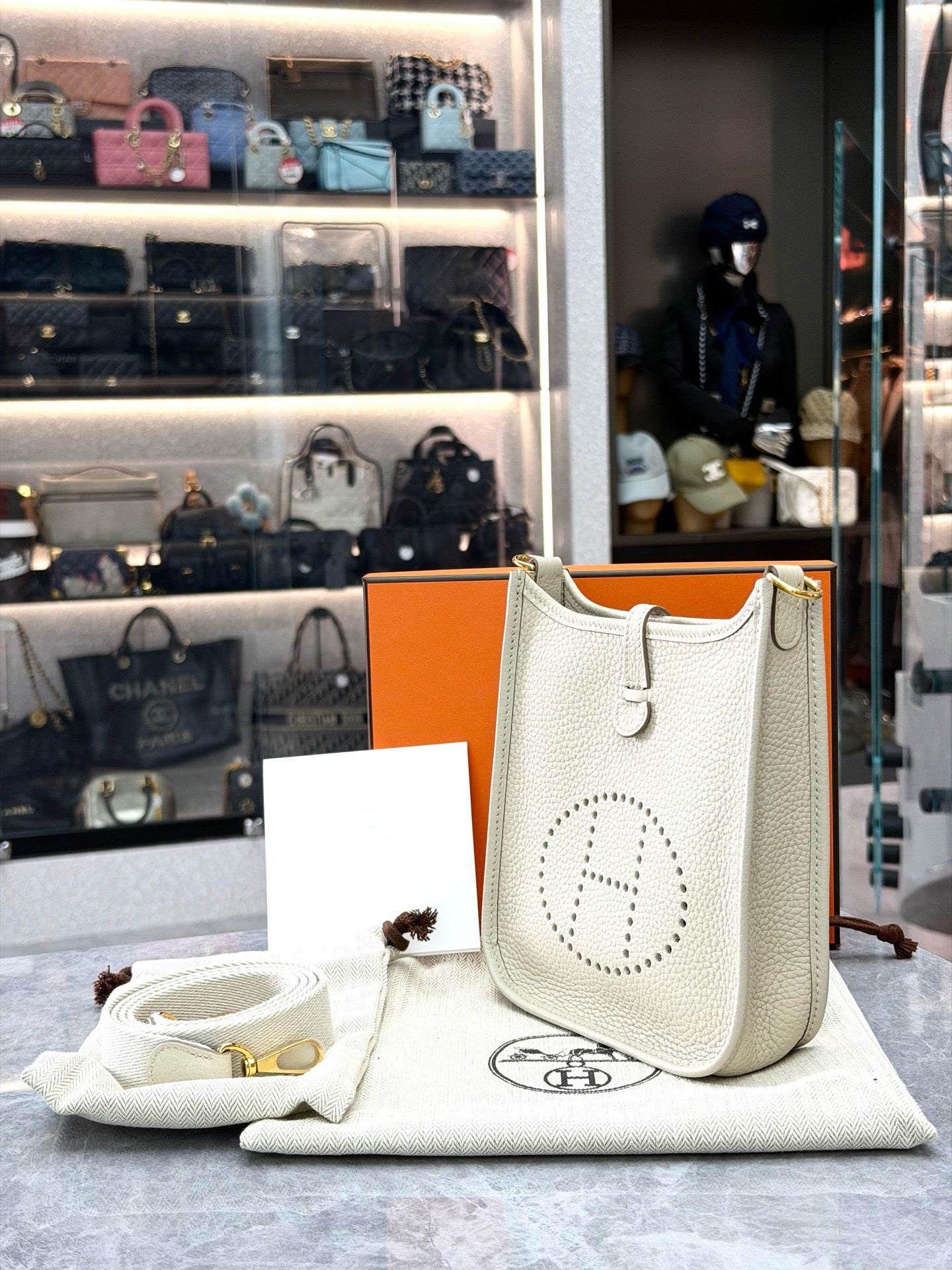 Hermès Evelyne 16 TPM bag is crafted from light-colored Clemence leather with silver-tone hardware