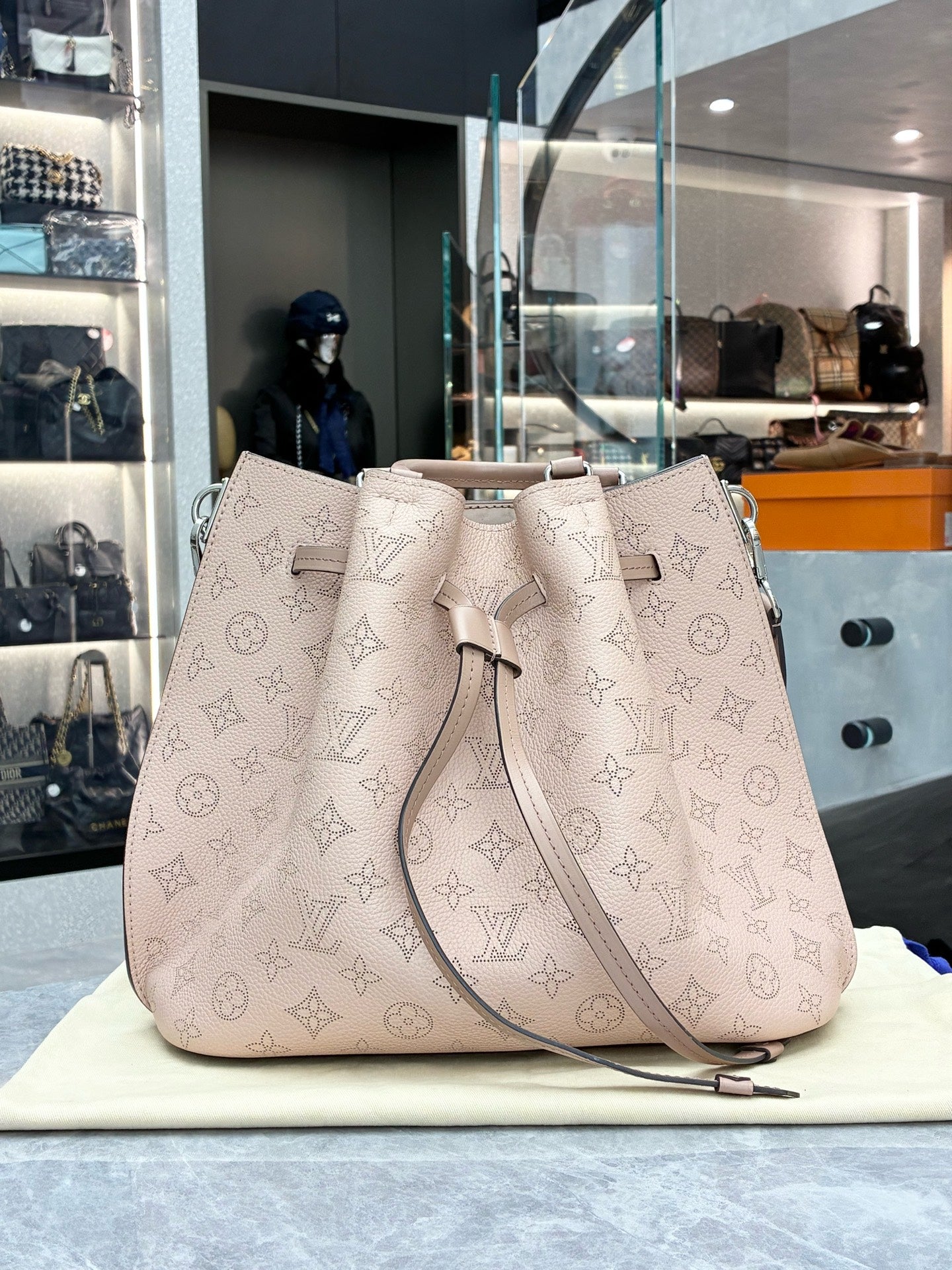 LOUIS VUITTON Girolata Bucket Bag – Beige Perforated Leather (30×27 cm)