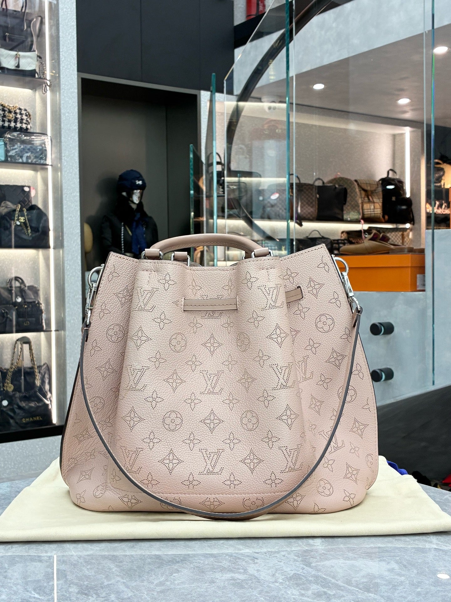 LOUIS VUITTON Girolata Bucket Bag – Beige Perforated Leather (30×27 cm)