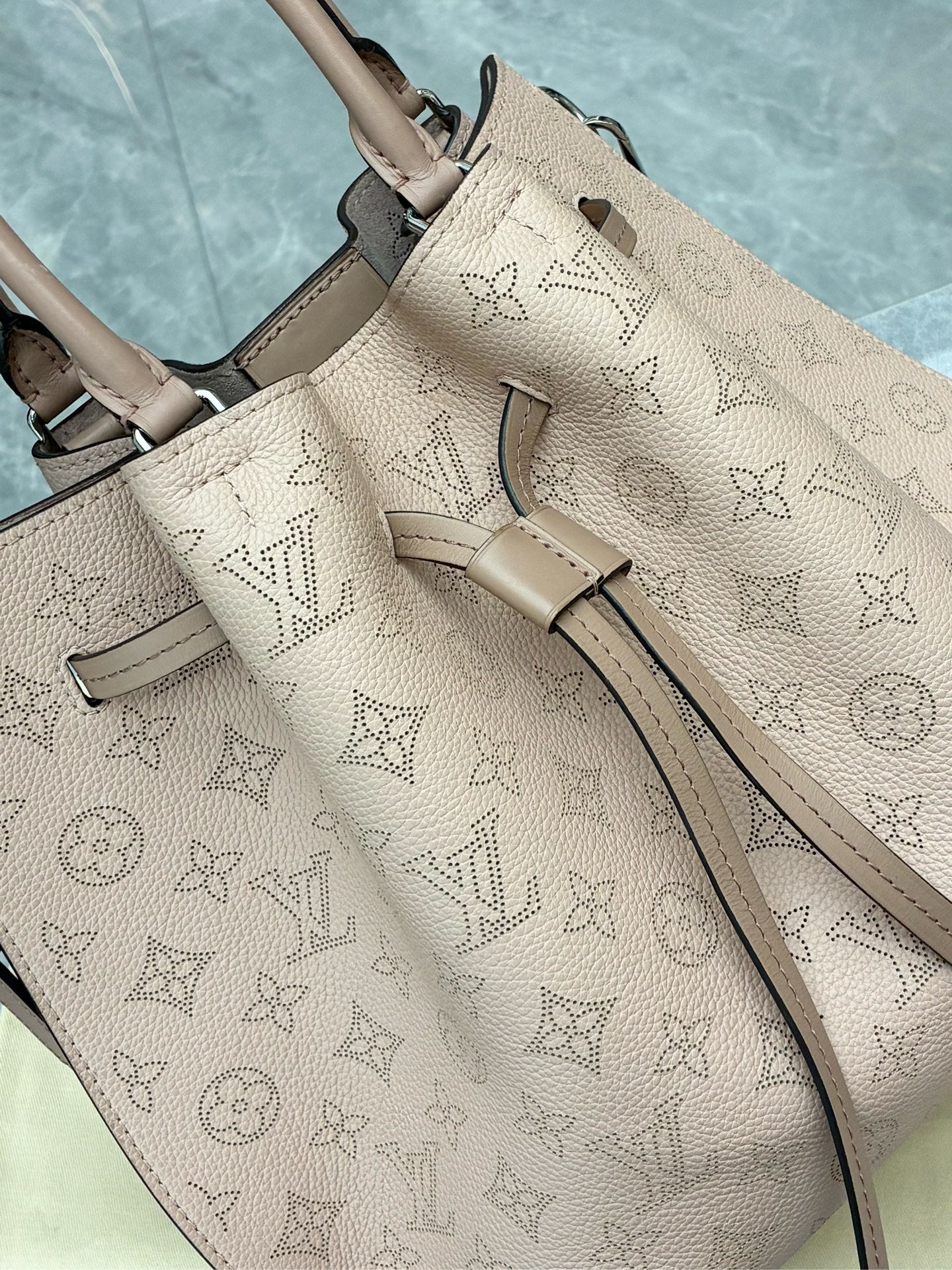 LOUIS VUITTON Girolata Bucket Bag – Beige Perforated Leather (30×27 cm)