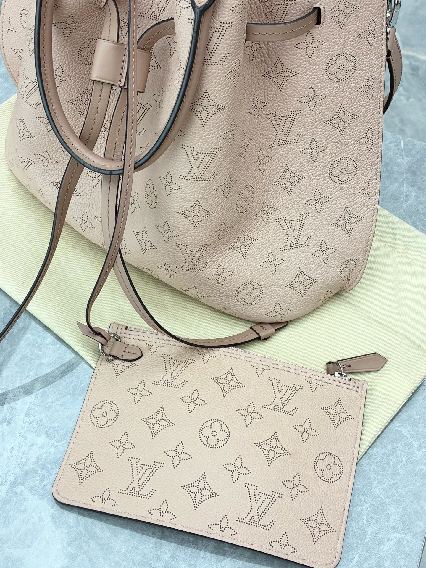 LOUIS VUITTON Girolata Bucket Bag – Beige Perforated Leather (30×27 cm)