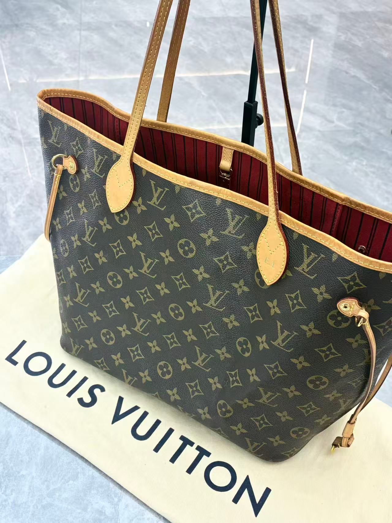 LOUIS VUITTON Neverfull MM Tote Bag – Monogram Canvas, Cowhide Trim, Pre-owned