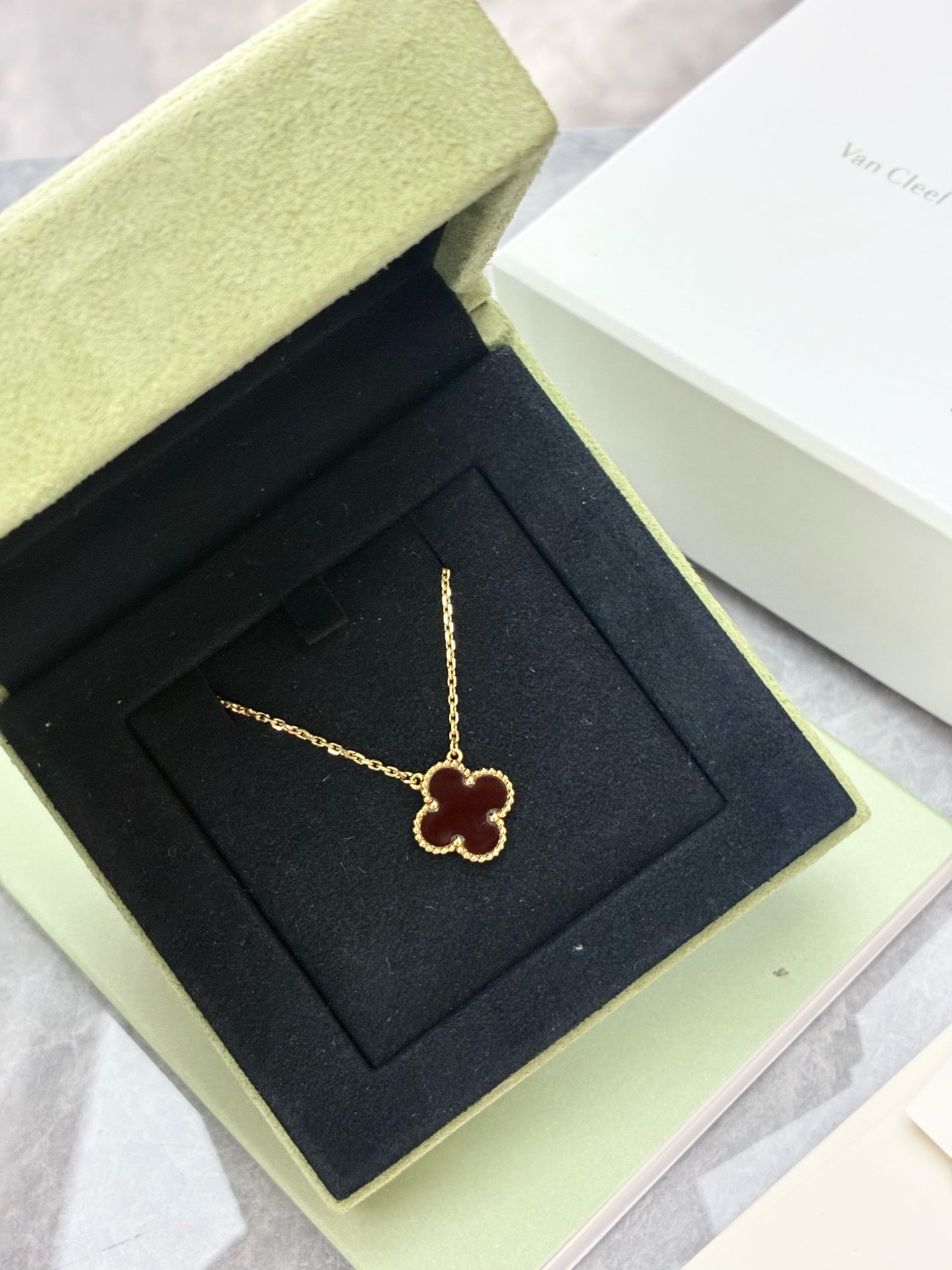 Van Cleef & Arpels Vintage Alhambra Necklace – 18K Yellow Gold, Carnelian Medium Motif