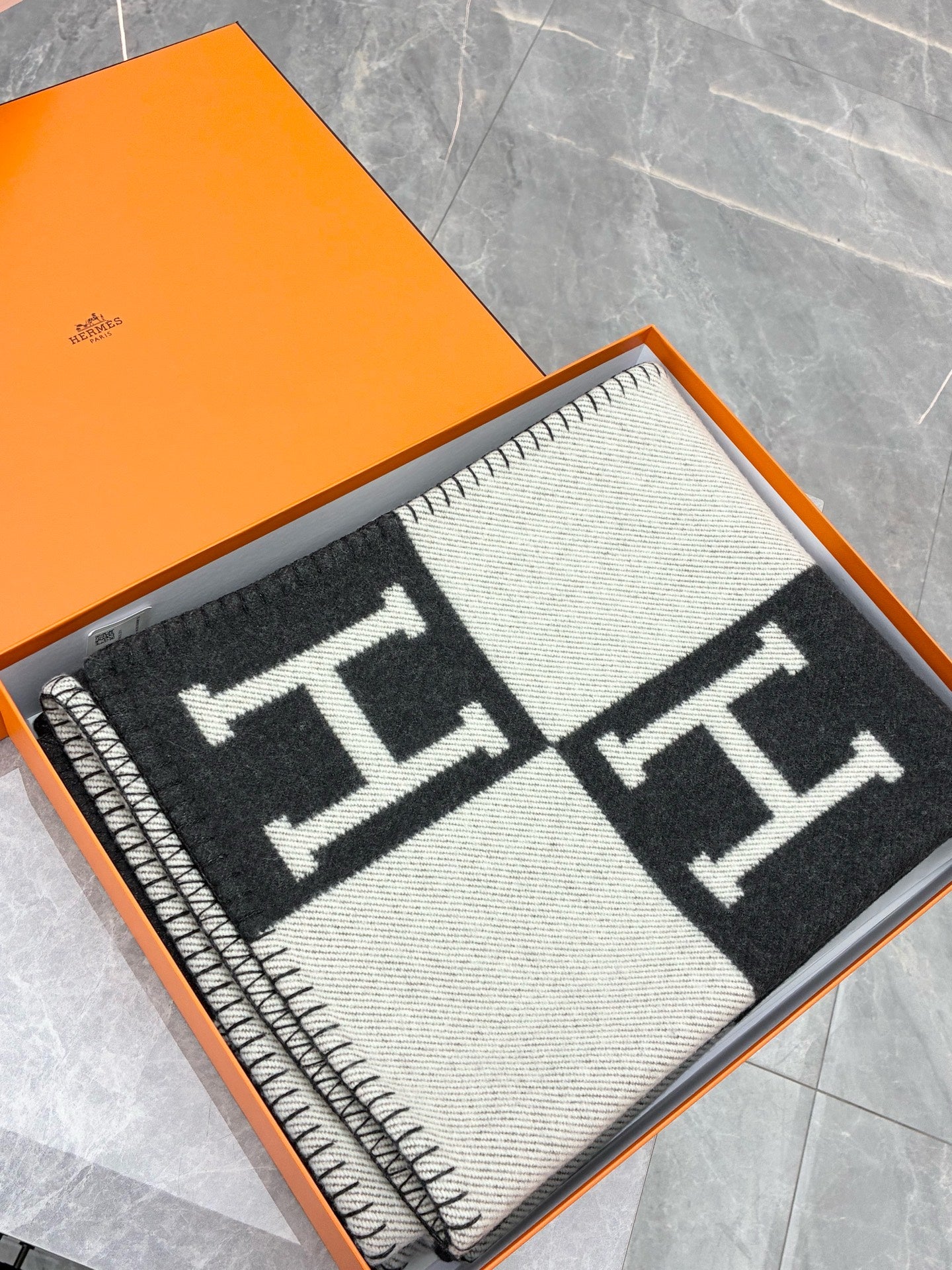Hermès Avalon 3 Blanket – Black & Dark Grey, Brand New