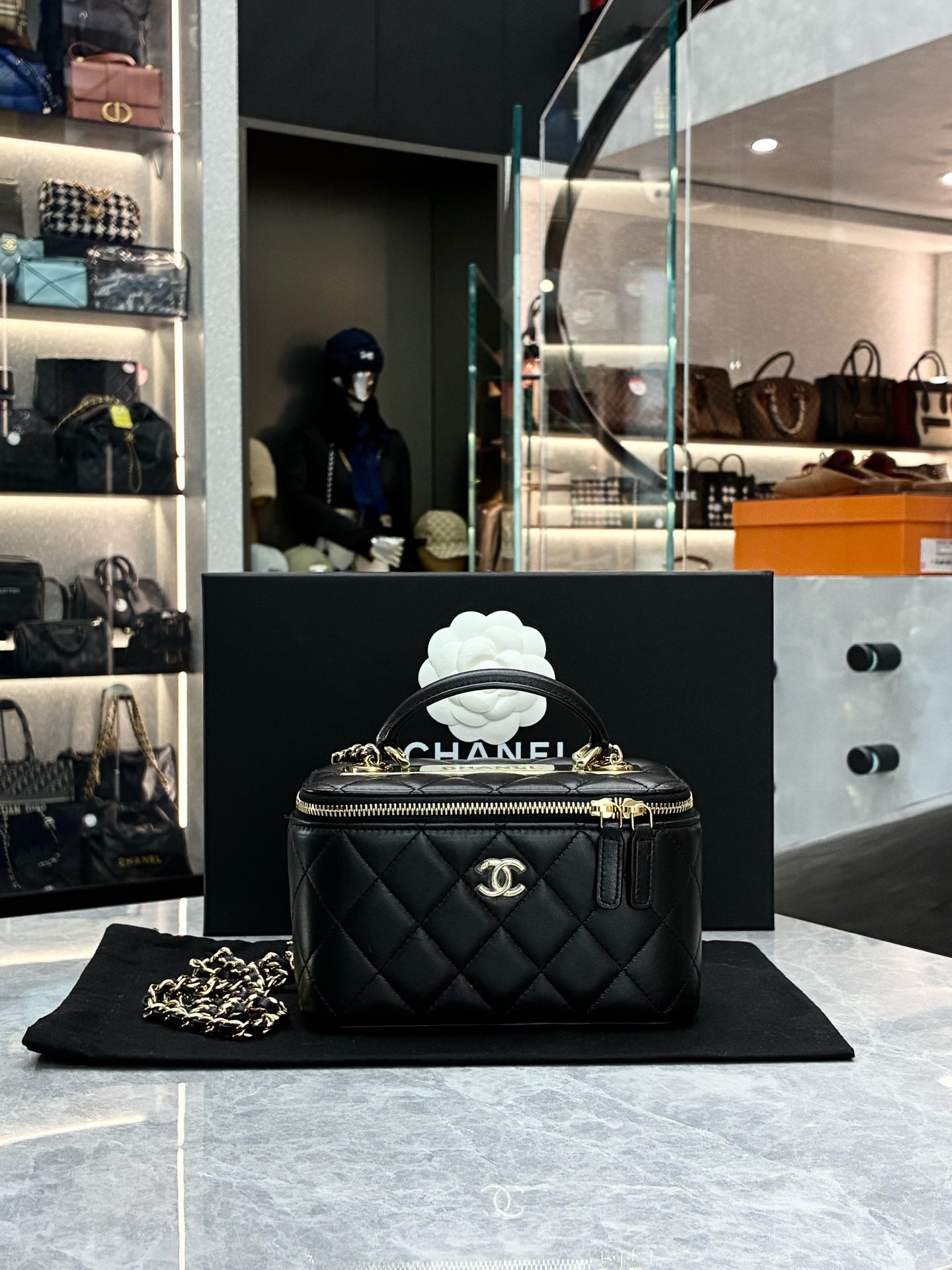 CHANEL Trendy CC Vanity Case – Black Quilted Caviar Leather, Gold Hardware, Pre-Owned
