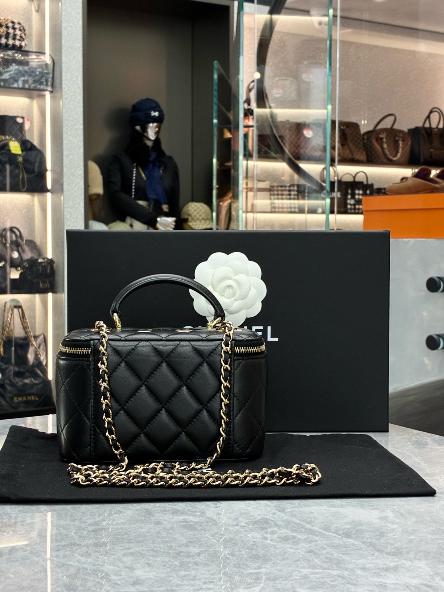CHANEL Trendy CC Vanity Case – Black Quilted Caviar Leather, Gold Hardware, Pre-Owned